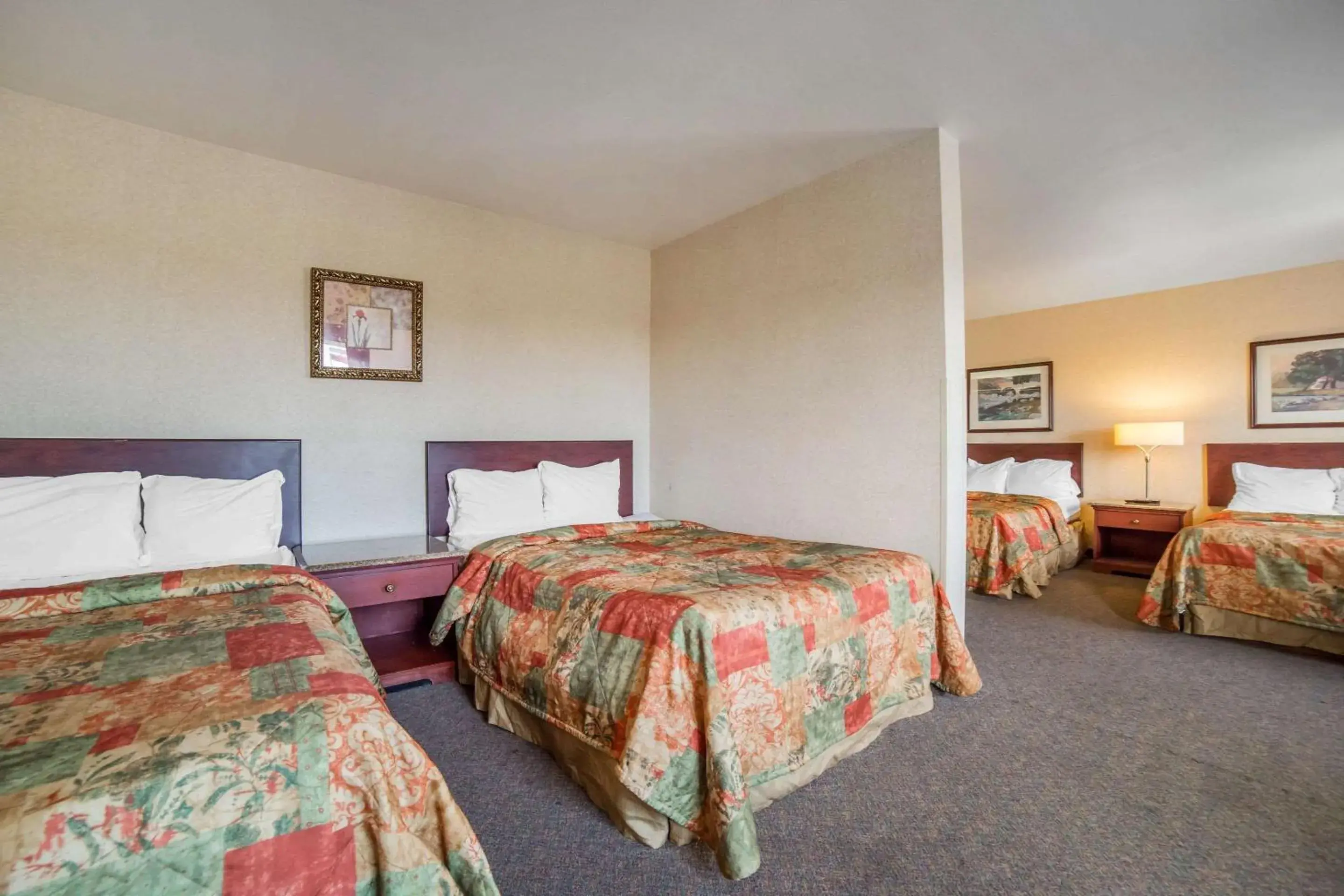 Photo of the whole room, Bed in Rodeway Inn & Suites Nampa