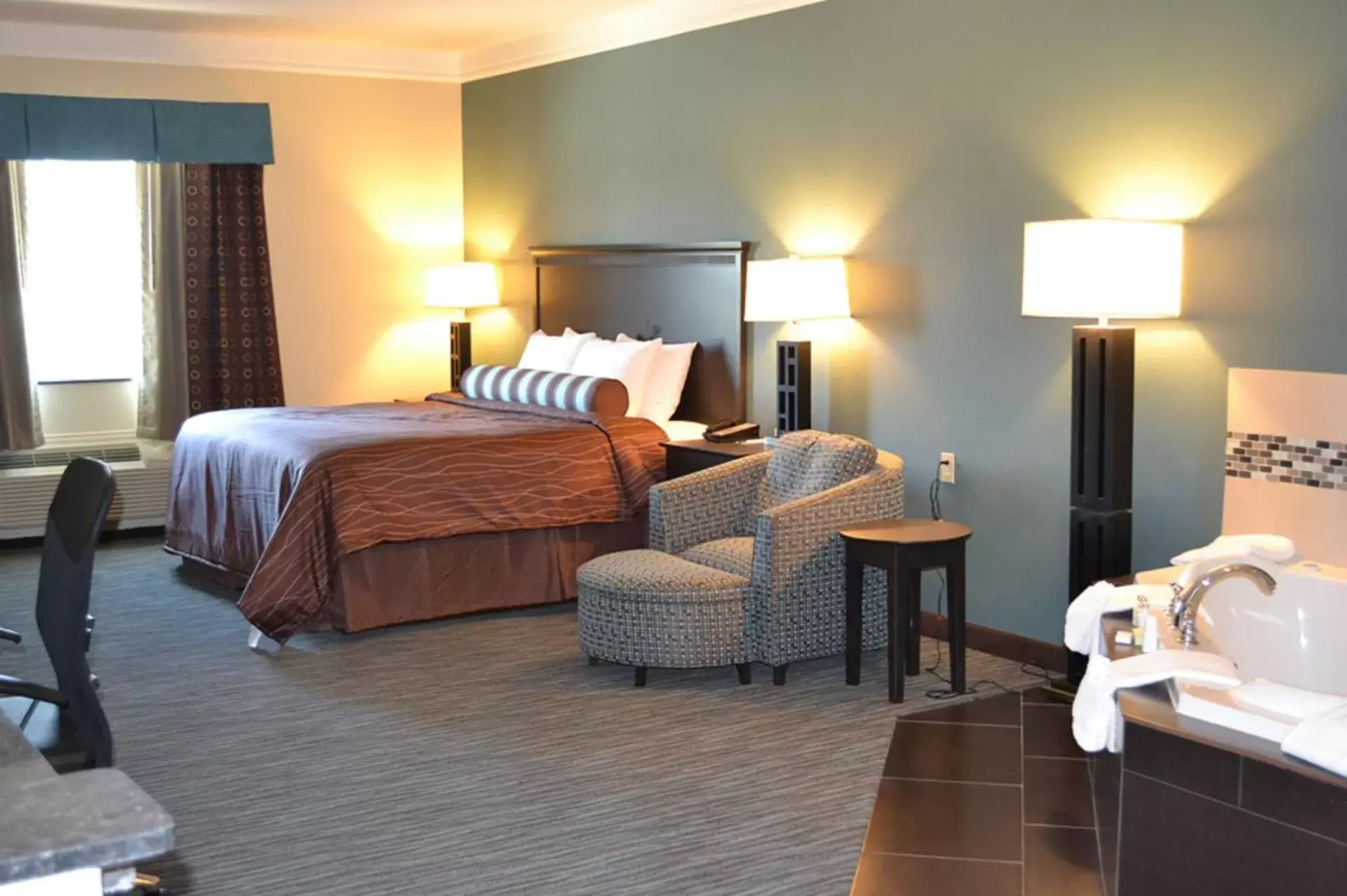 Day, Bed in Red River Inn and Suites Day, Bed in Red River Inn and Suites