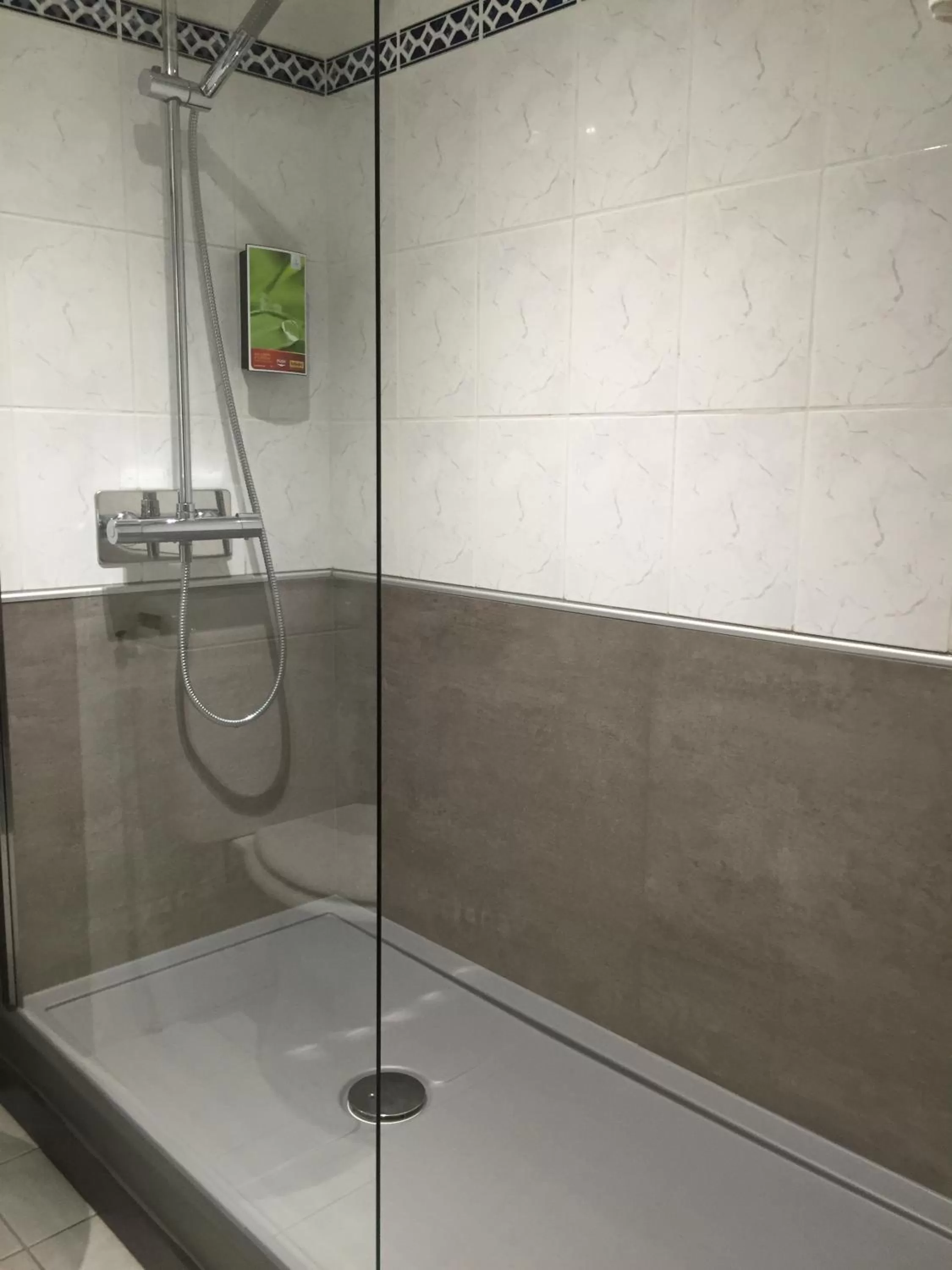 Bathroom in The Originals City, Hôtel Nevers Centre Gare (Inter-Hotel)