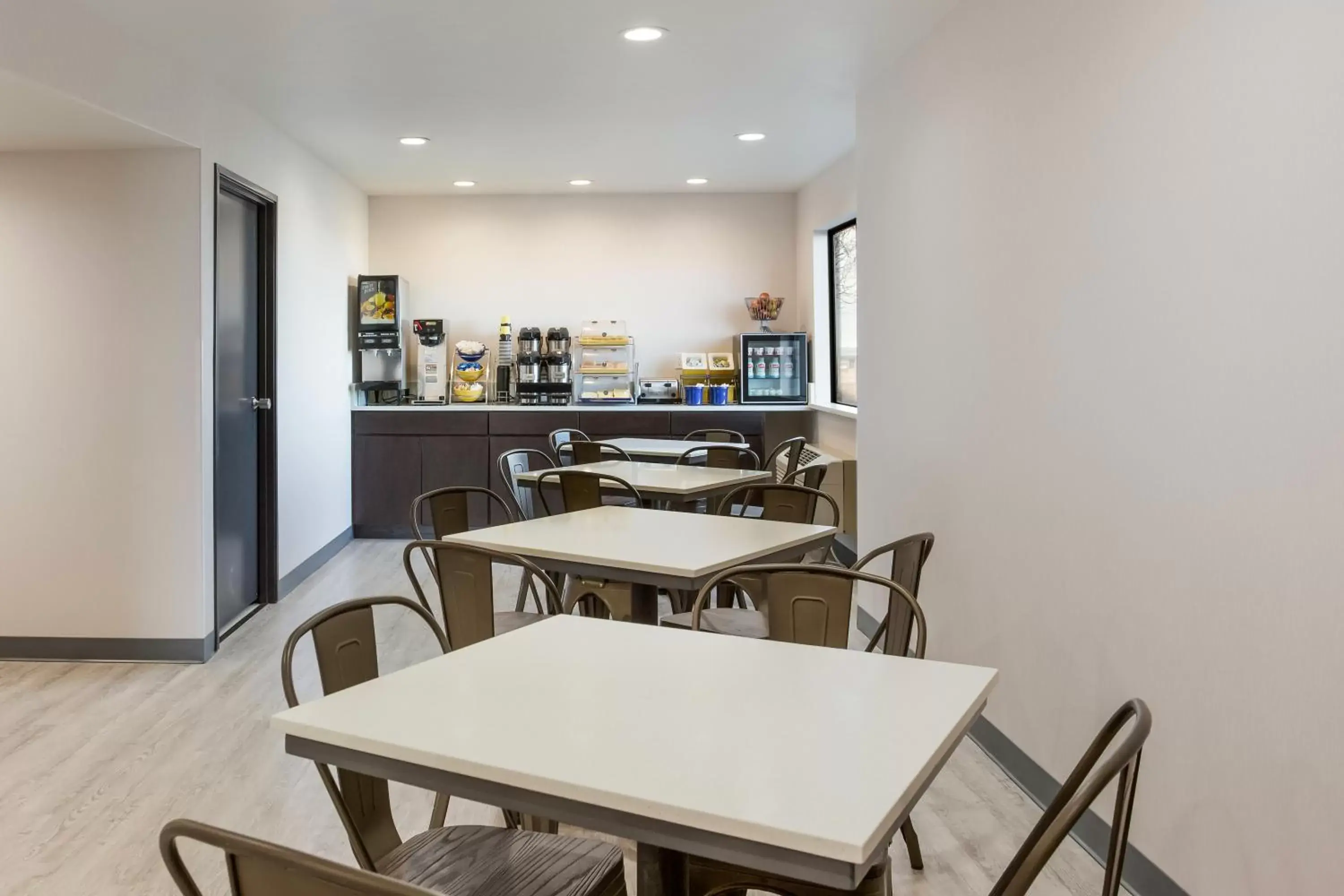 Dining area, Restaurant/Places to Eat in Sleep Inn & Suites