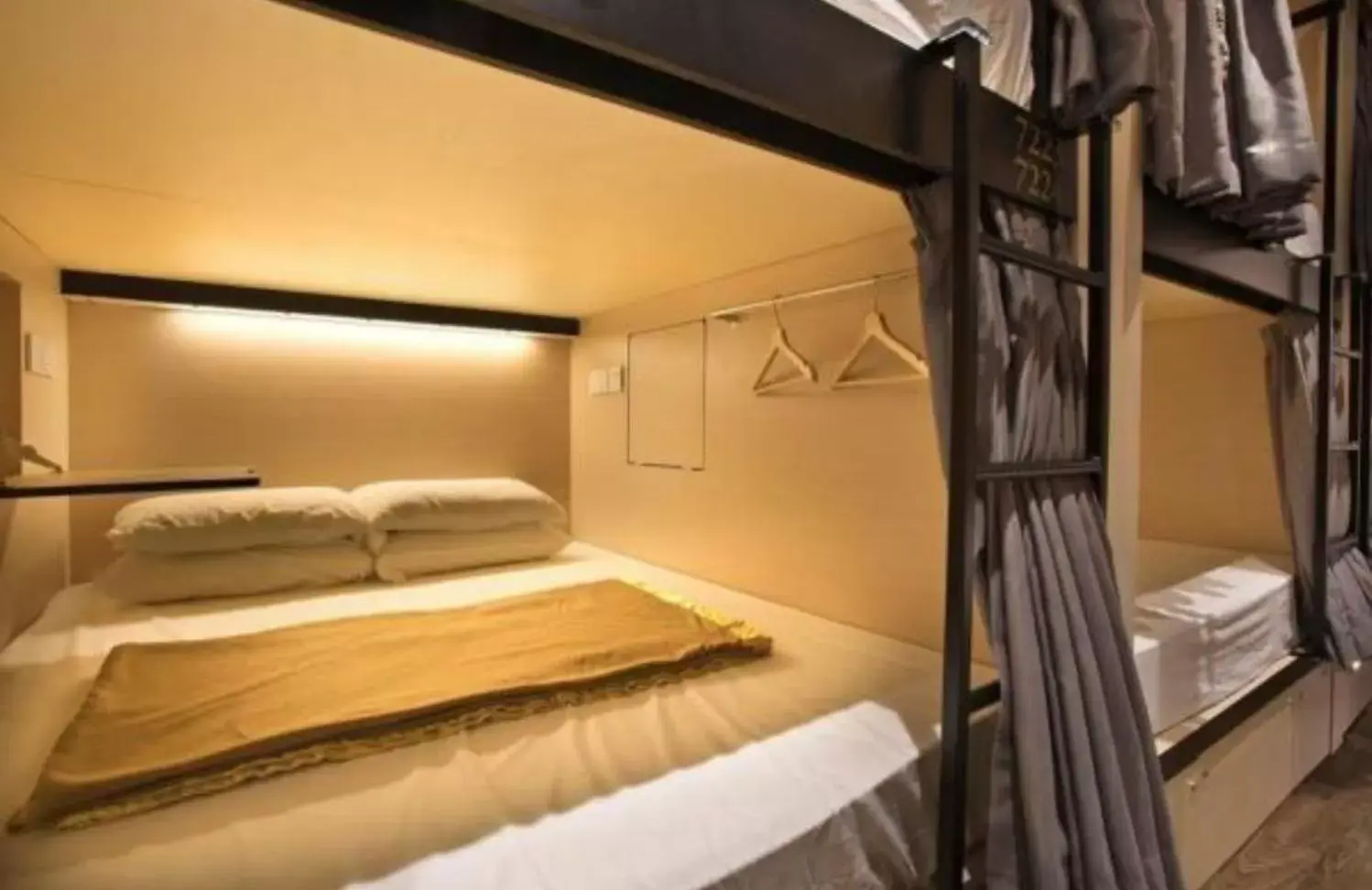 Bed, Bunk Bed in 7 Wonders Hostel