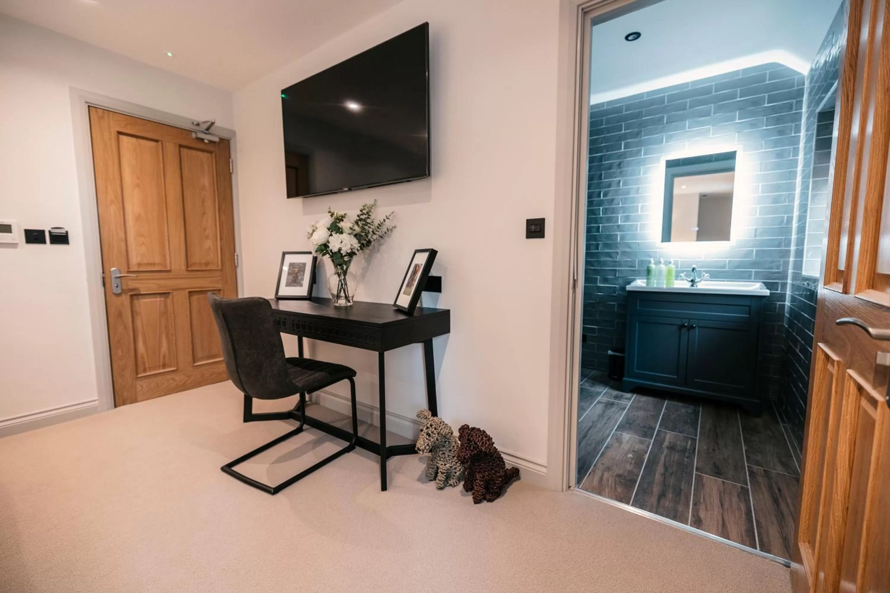 Seating area, TV/Entertainment Center in South Causey Inn