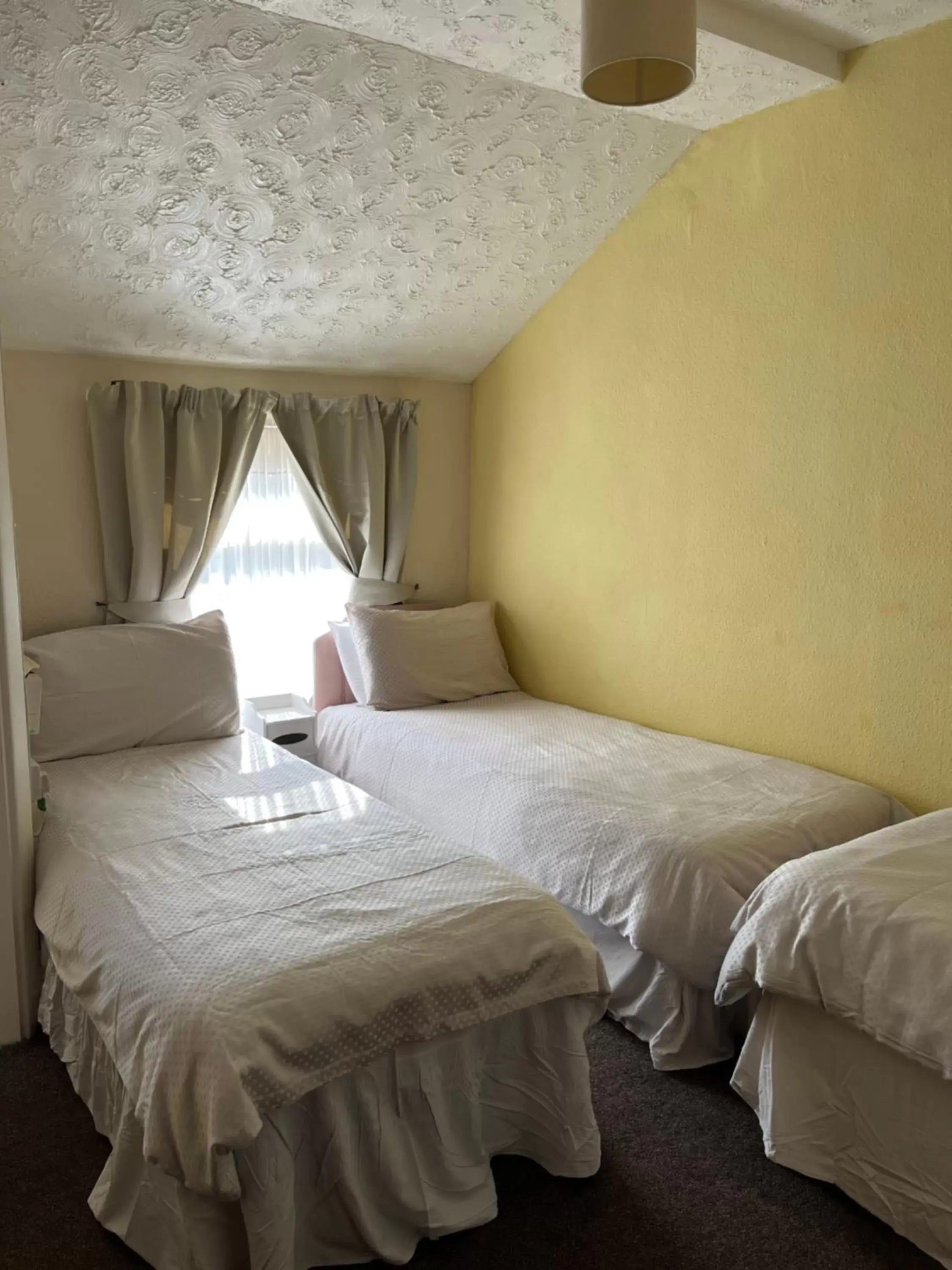 Bed in Alondra Hotel