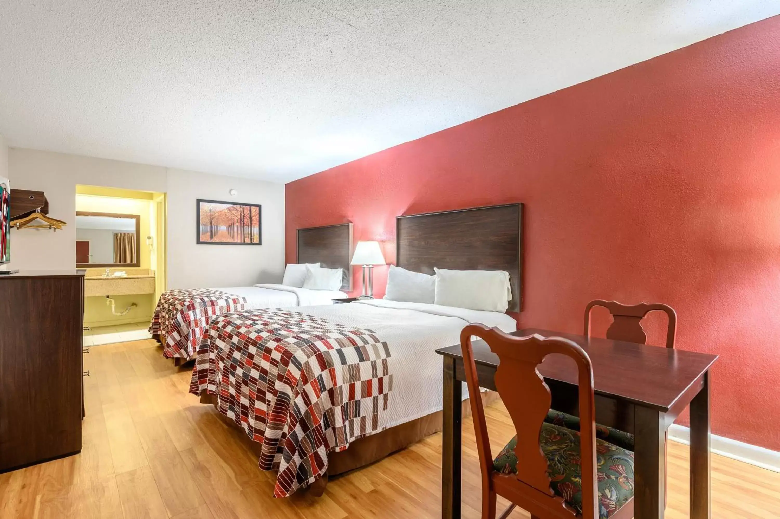 Photo of the whole room, Bed in Red Roof Inn Sylacauga