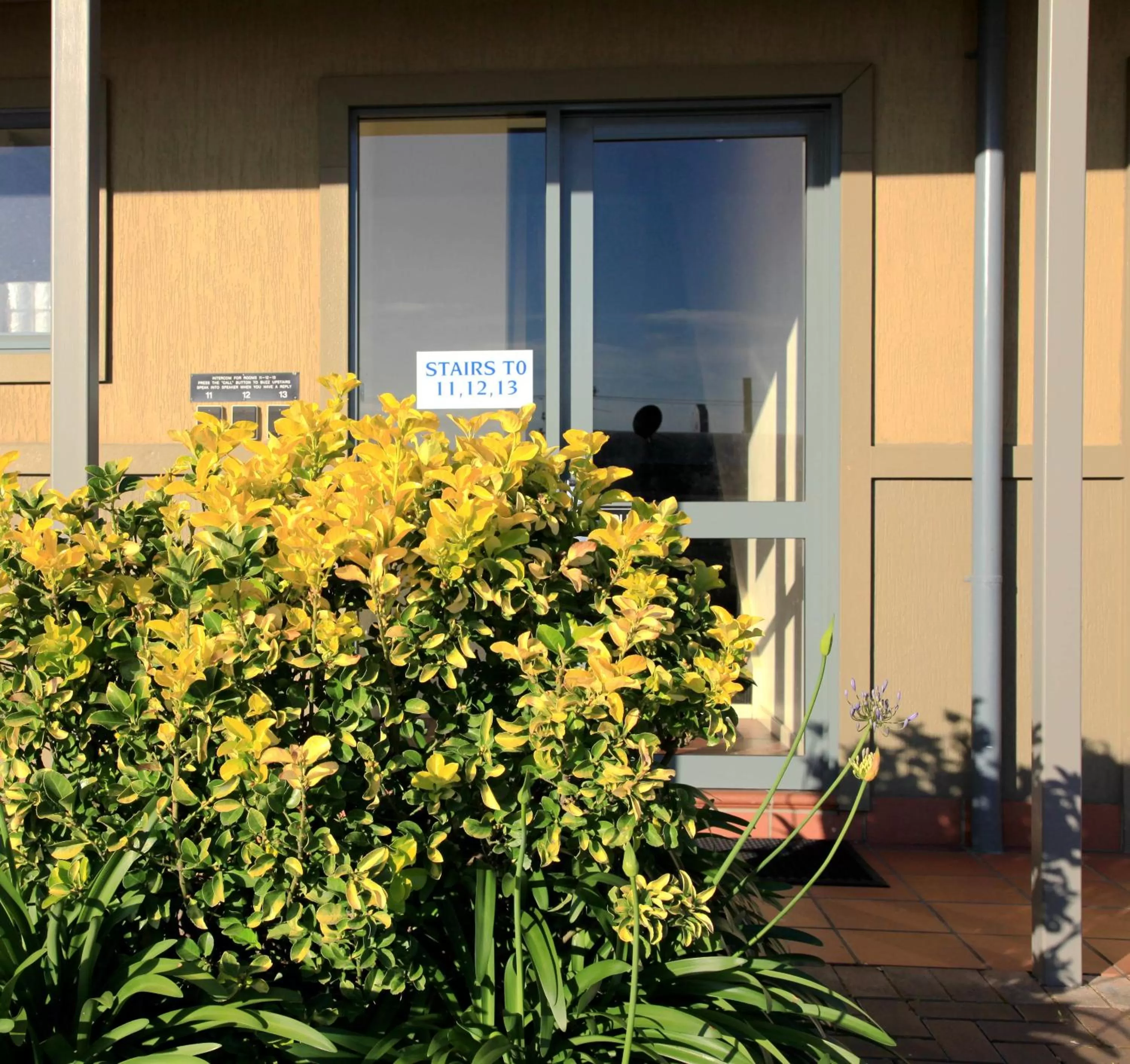 Facade/entrance in Travellers Motor Village