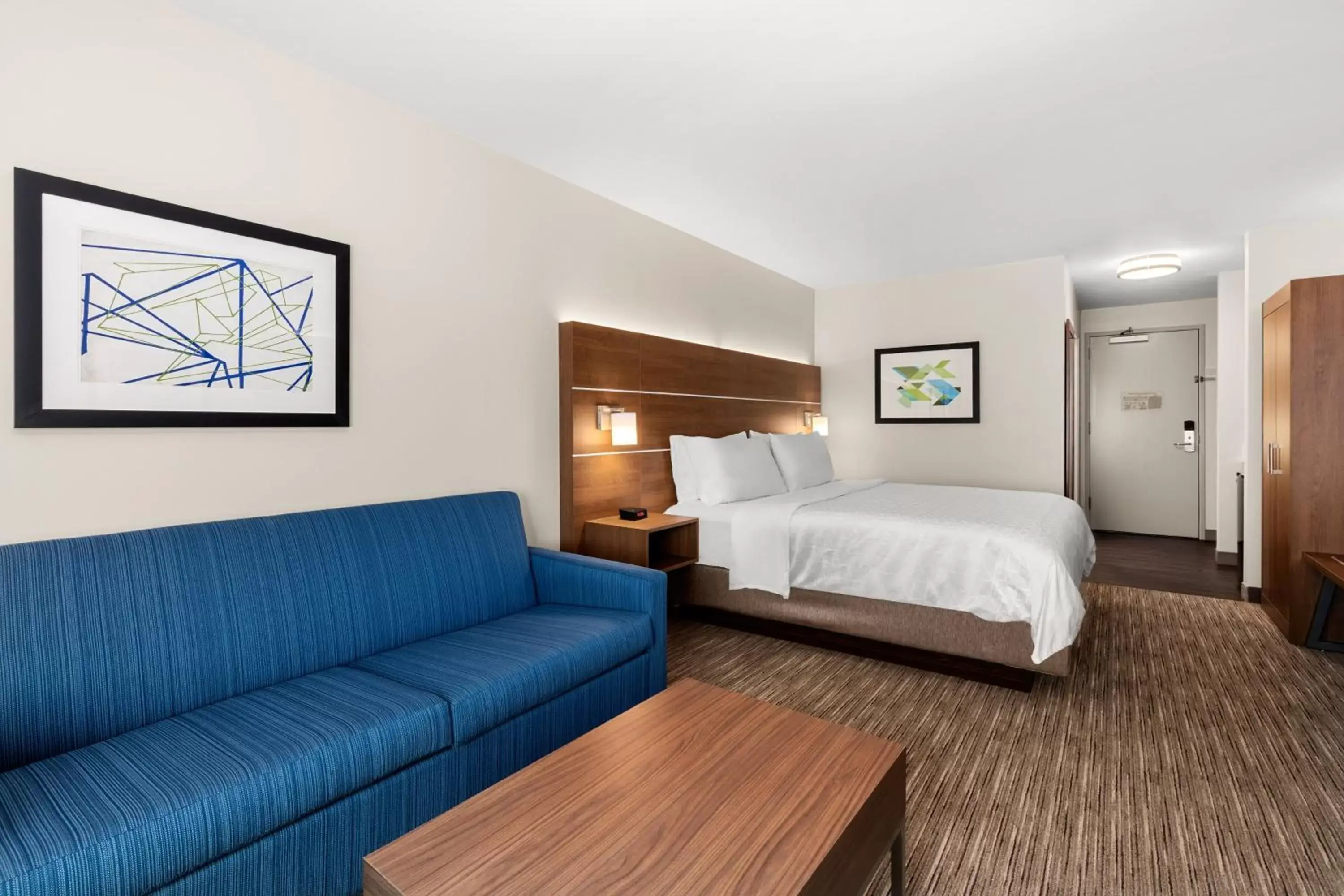 Bedroom, Seating Area in Holiday Inn Express and Suites Sumner, an IHG Hotel
