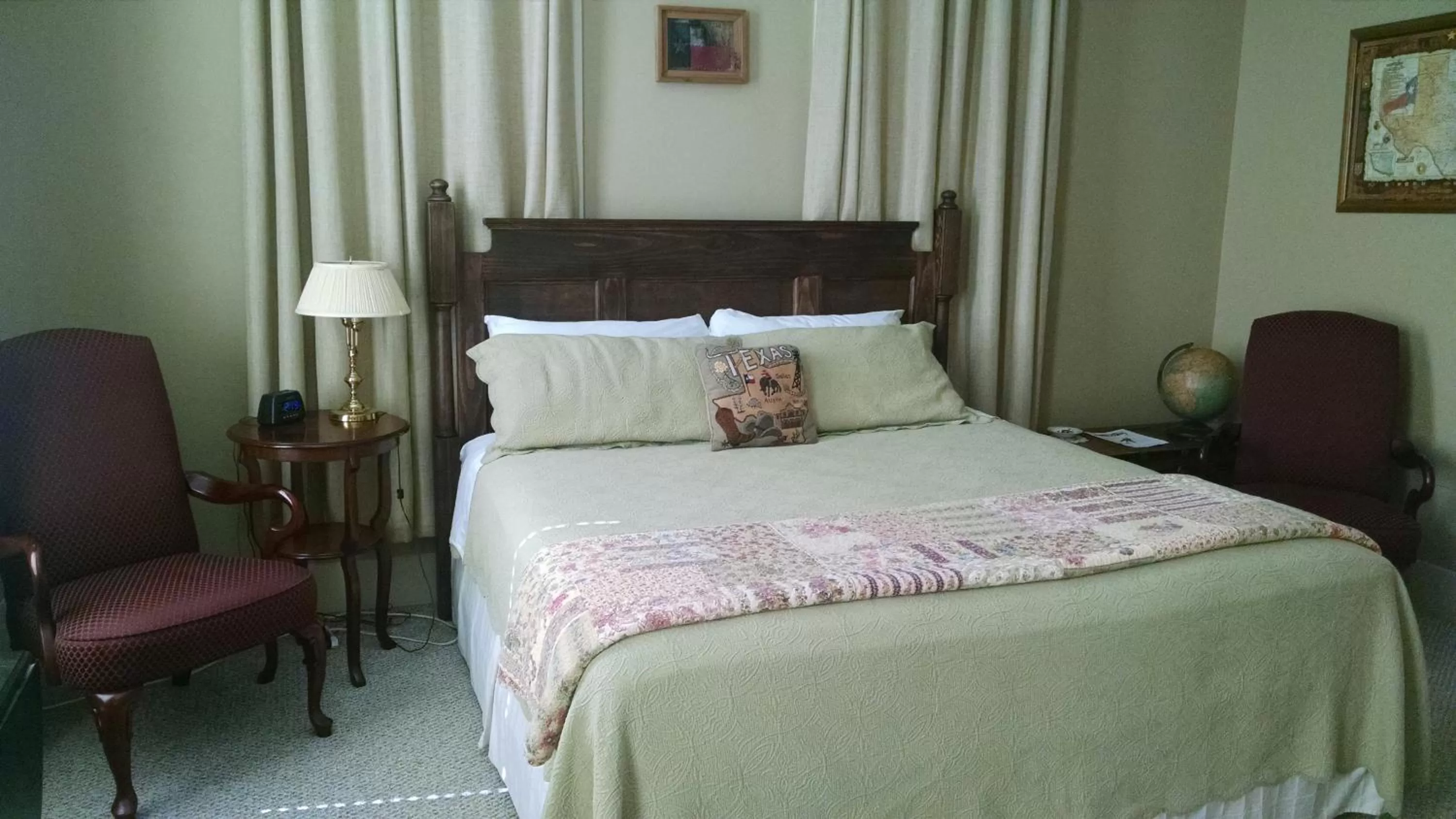 Bed in Hardeman House Bed and Breakfast