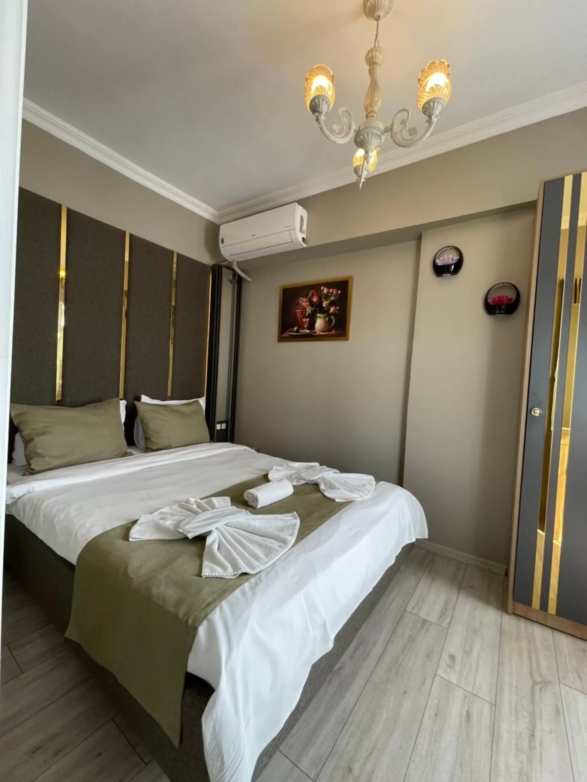 Photo of the whole room, Bed in New Taksim Hotel