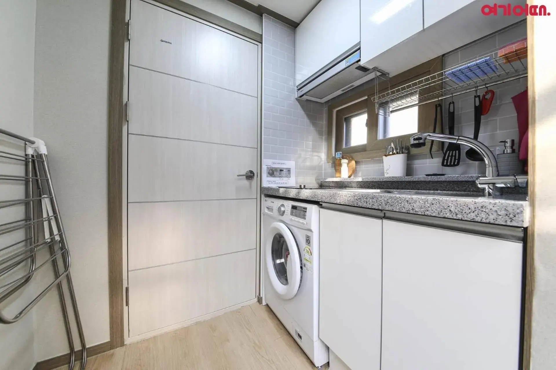 Kitchen/Kitchenette in R Guesthouse Seoul Station