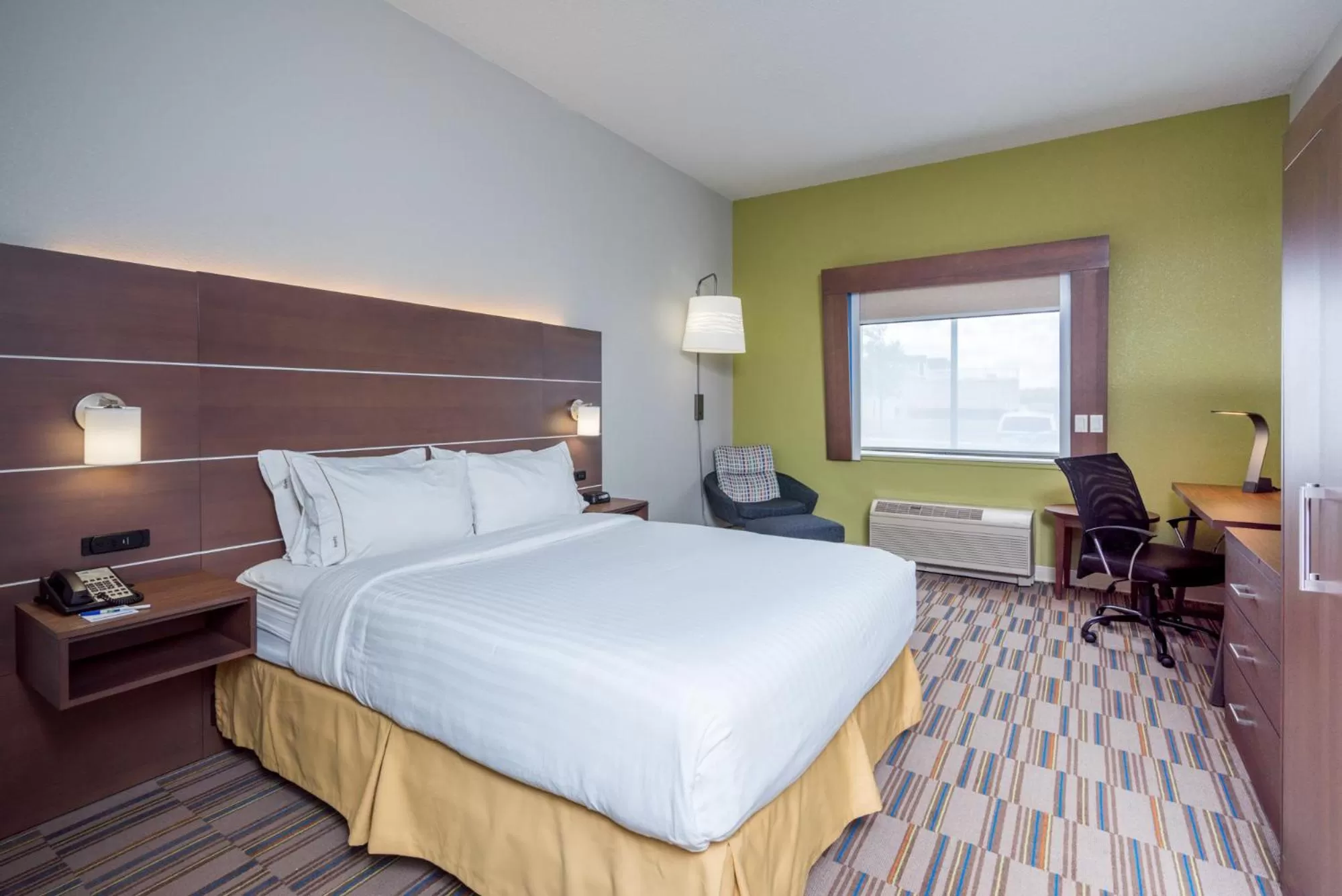 Photo of the whole room, Bed in Holiday Inn Express and Suites Quakertown - Allentown Area by IHG