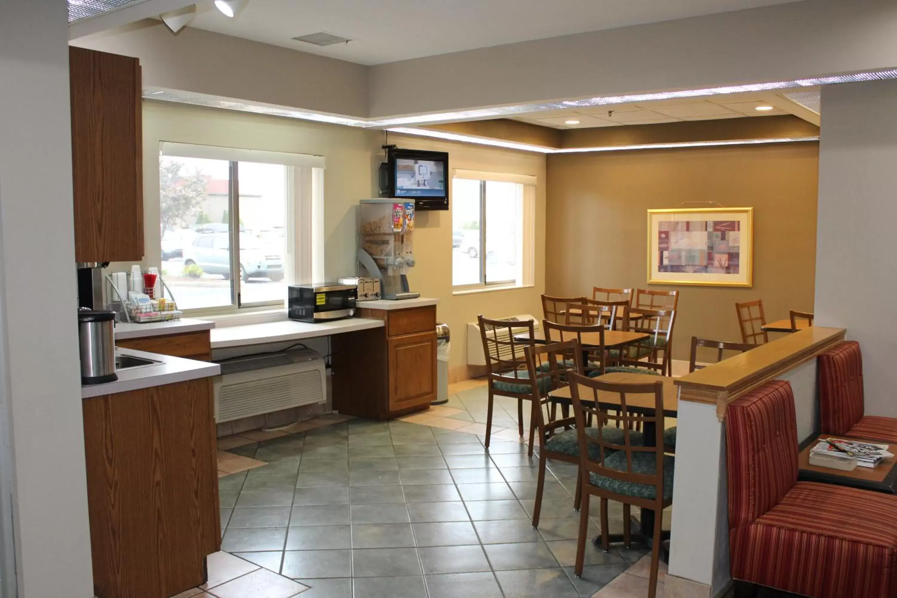 Continental breakfast, Restaurant/Places to Eat in Super 8 by Wyndham Valparaiso