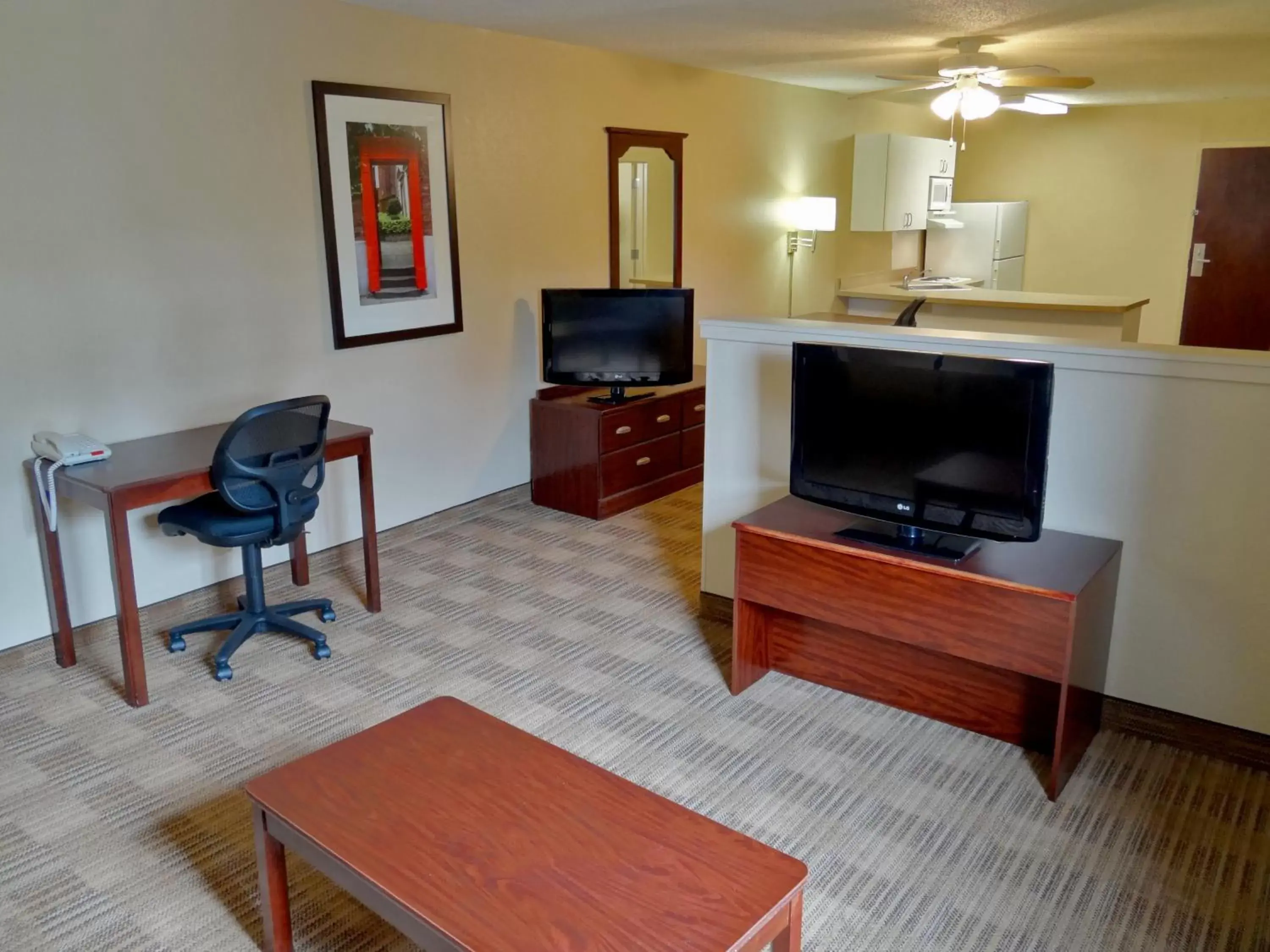 TV and multimedia, TV/Entertainment Center in Extended Stay America Suites - Somerset - Franklin