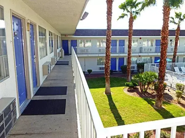 Facade/entrance, Balcony/Terrace in Motel 6-El Centro, CA