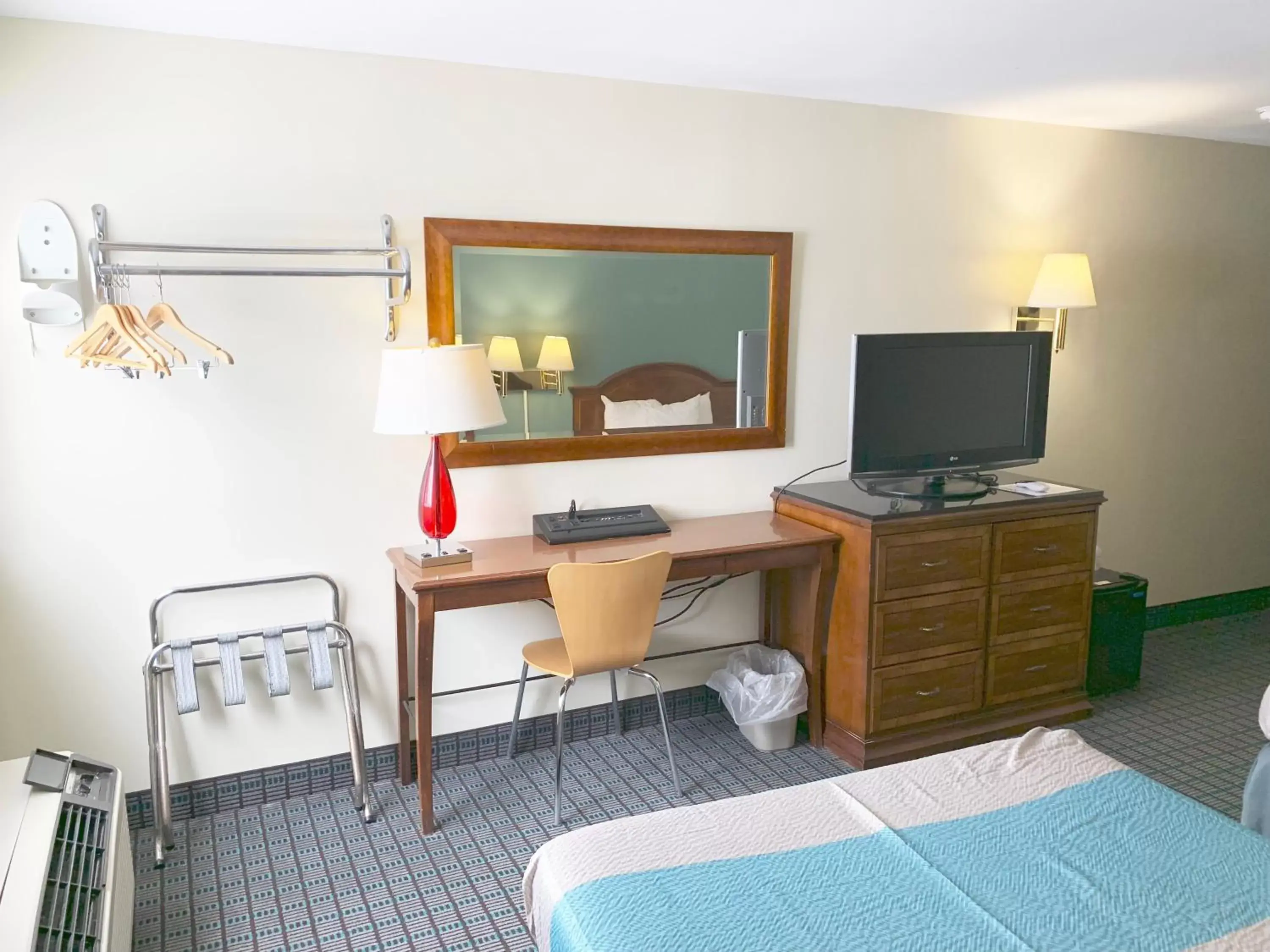 TV and multimedia, TV/Entertainment Center in Motel 6 McGraw, NY - Cortland