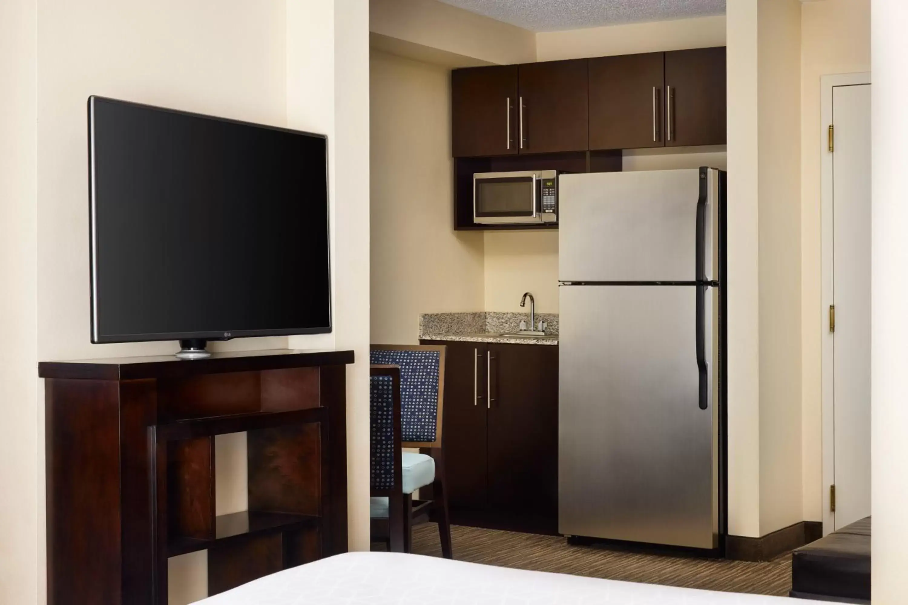 Photo of the whole room, TV/Entertainment Center in Holiday Inn Express & Suites Alpharetta, an IHG Hotel