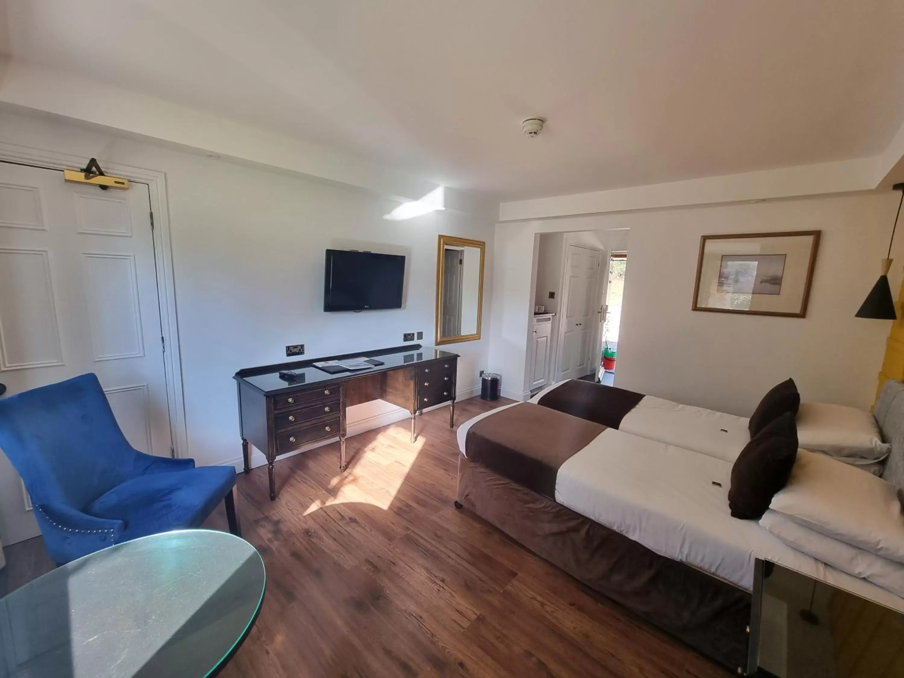 Bed, Seating Area in Muthu Belstead Brook Hotel