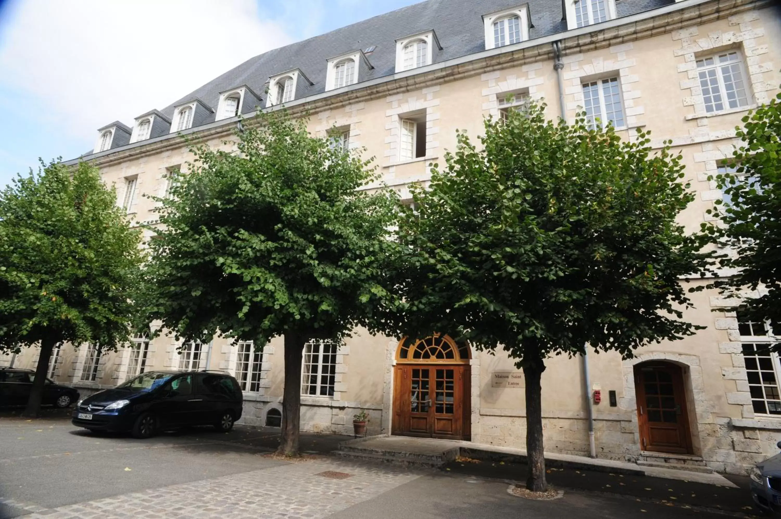 Facade/entrance, Property Building in Hôtellerie Saint Yves