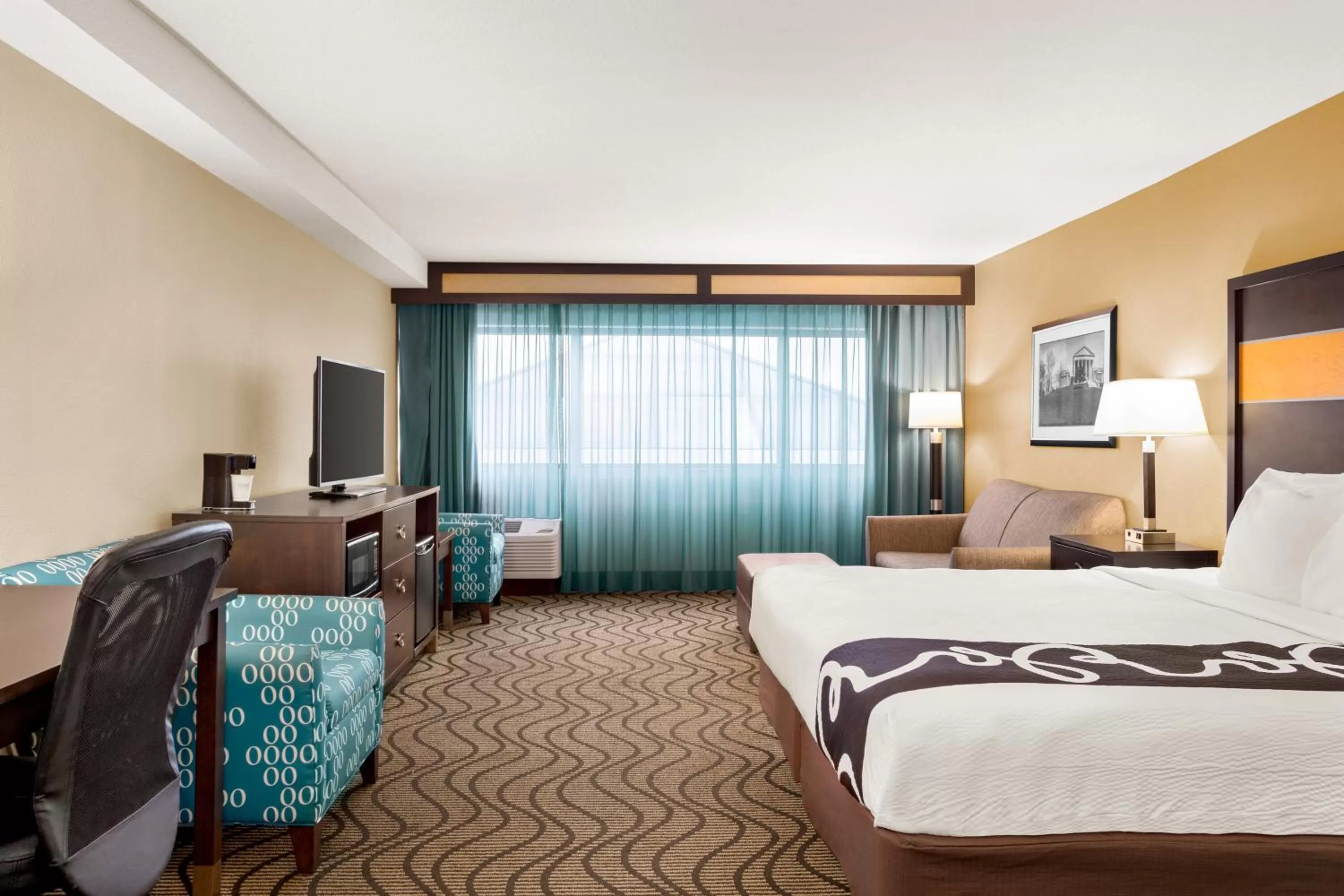 Bed in La Quinta Inn & Suites by Wyndham Richmond-Midlothian