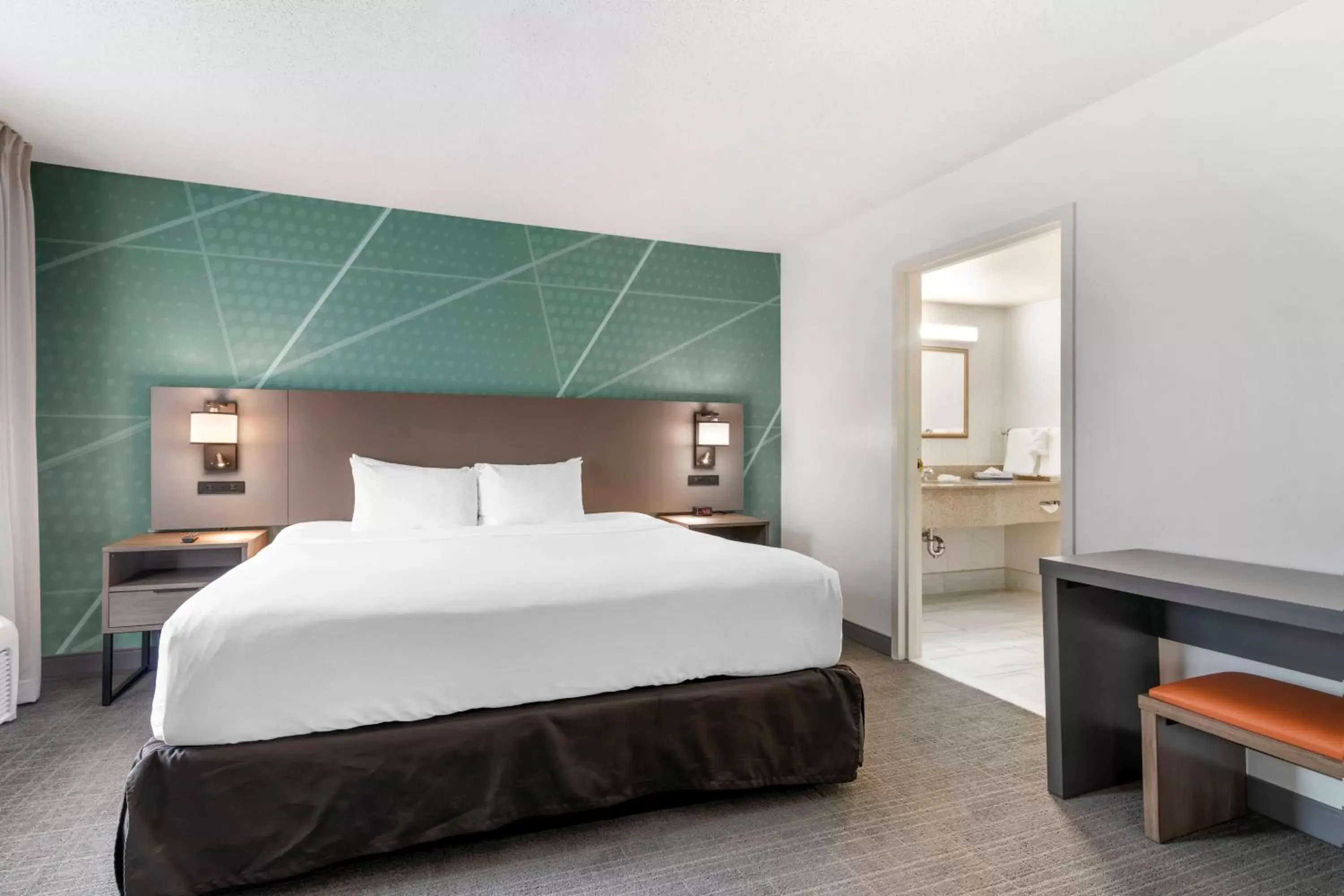 Bed in Comfort Inn & Suites Lake George