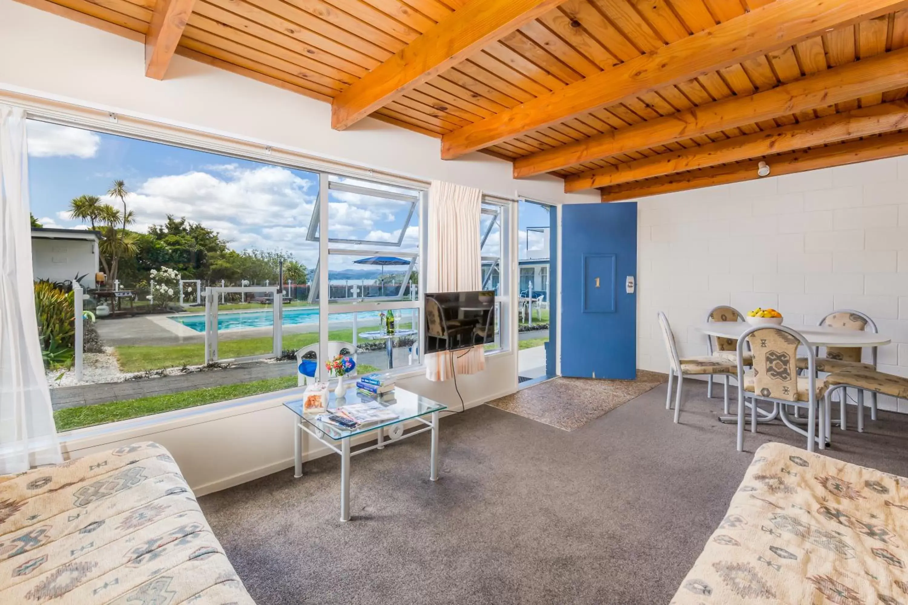 TV and multimedia in Aloha Seaview Resort Motel