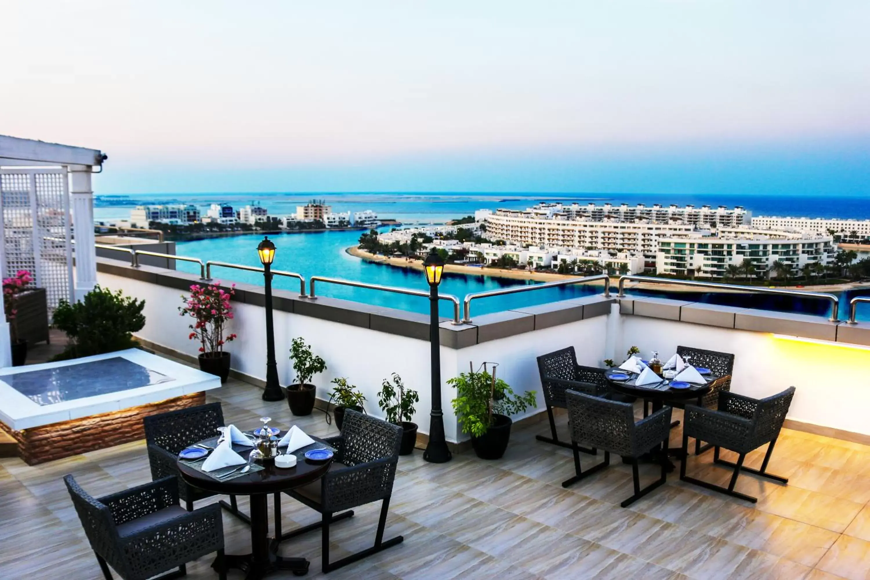 Restaurant/places to eat, Pool View in Ramada Hotel and Suites Amwaj Islands