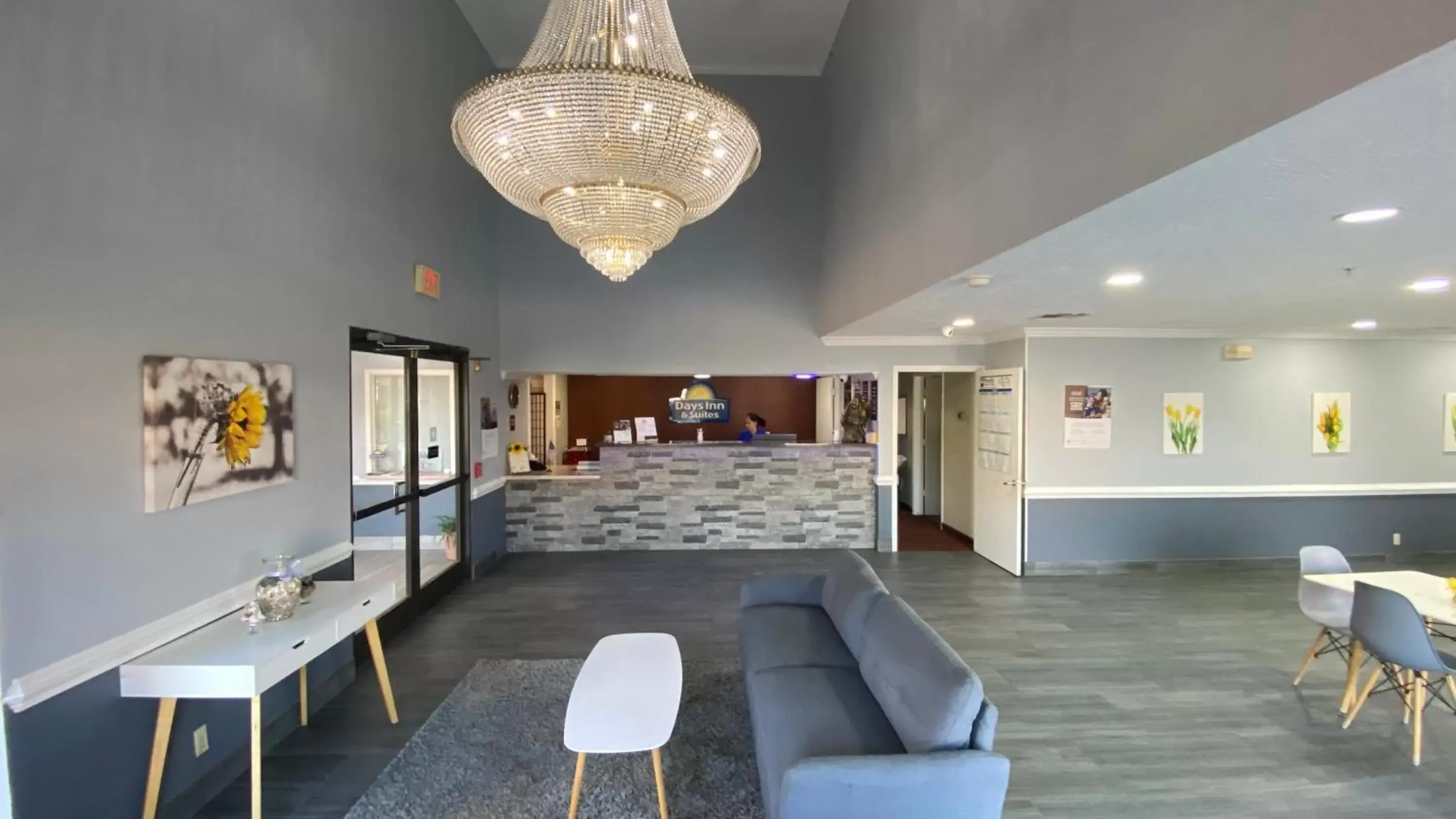 Lobby or reception in Days Inn & Suites by Wyndham Winnie