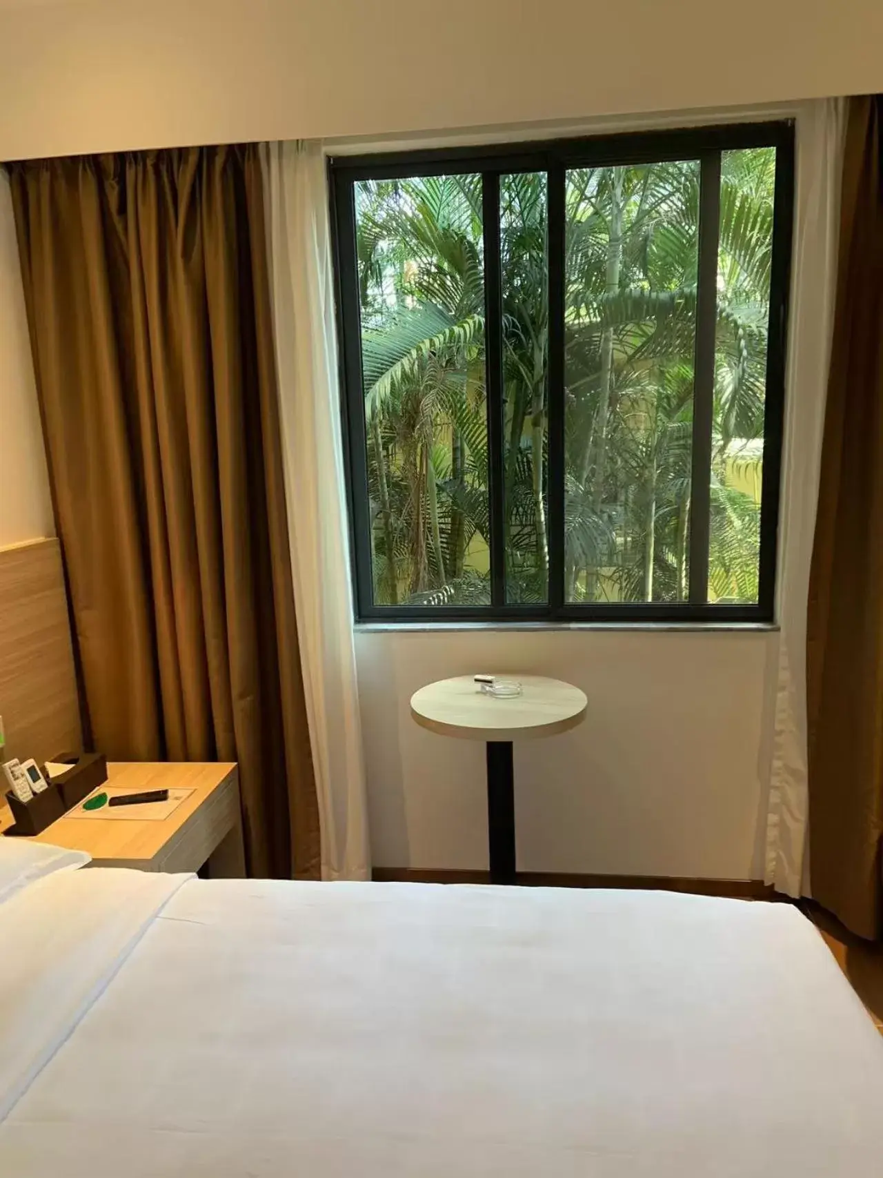 View (from property/room), Bed in Guangzhou Fangyuan Hotel