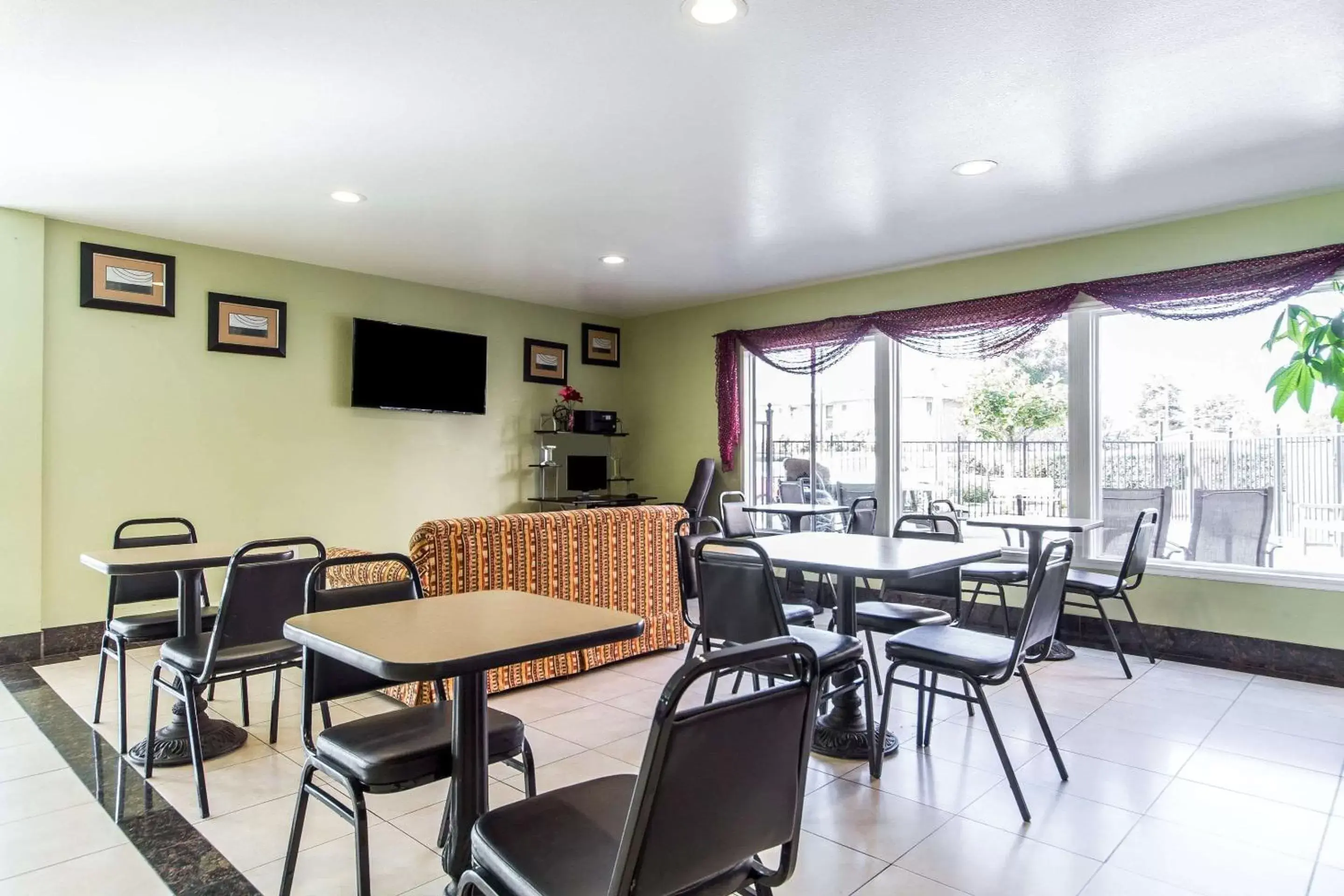 Restaurant/Places to Eat in Rodeway Inn & Suites