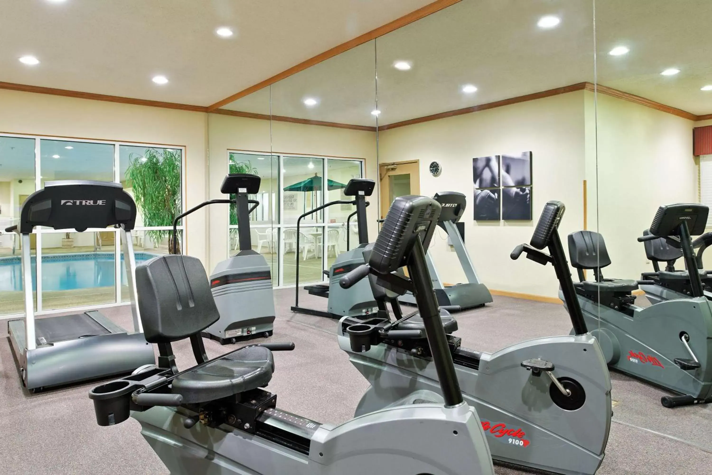 Activities, Fitness Center/Facilities in Country Inn & Suites by Radisson, Rock Falls, IL