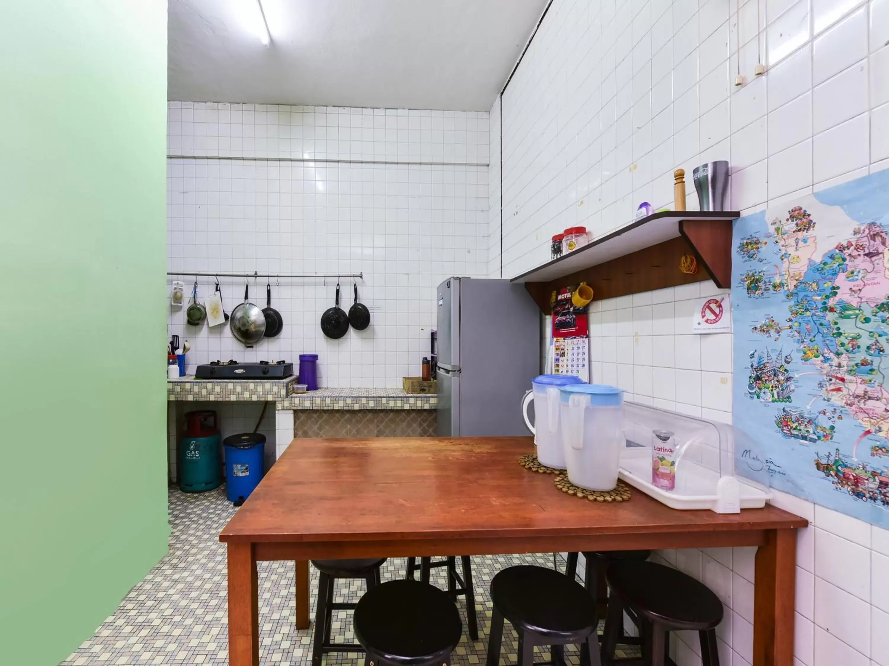 Kitchen or kitchenette, Kitchen/Kitchenette in SPOT ON 89872 Kuantan Backpackers