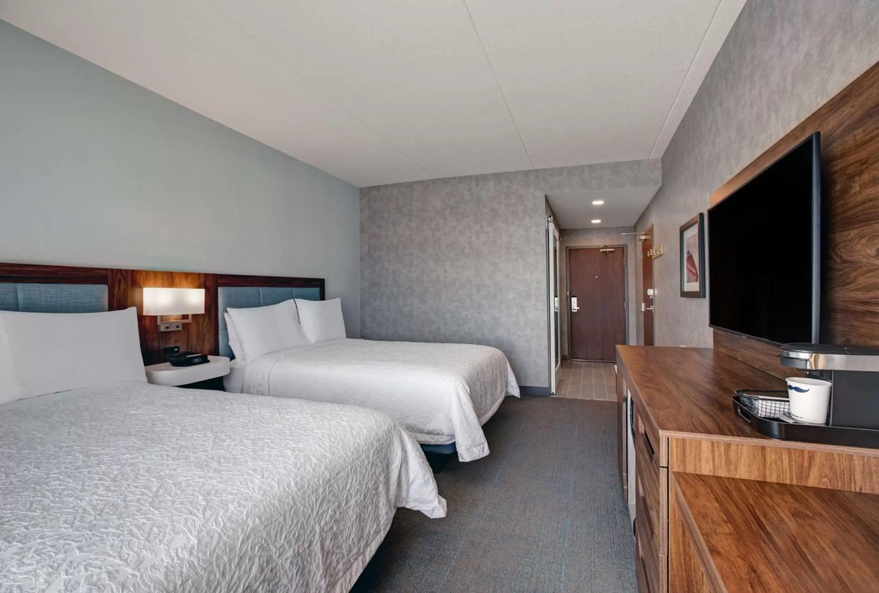Bed in Hampton Inn & Suites By Hilton Waterloo St. Jacobs