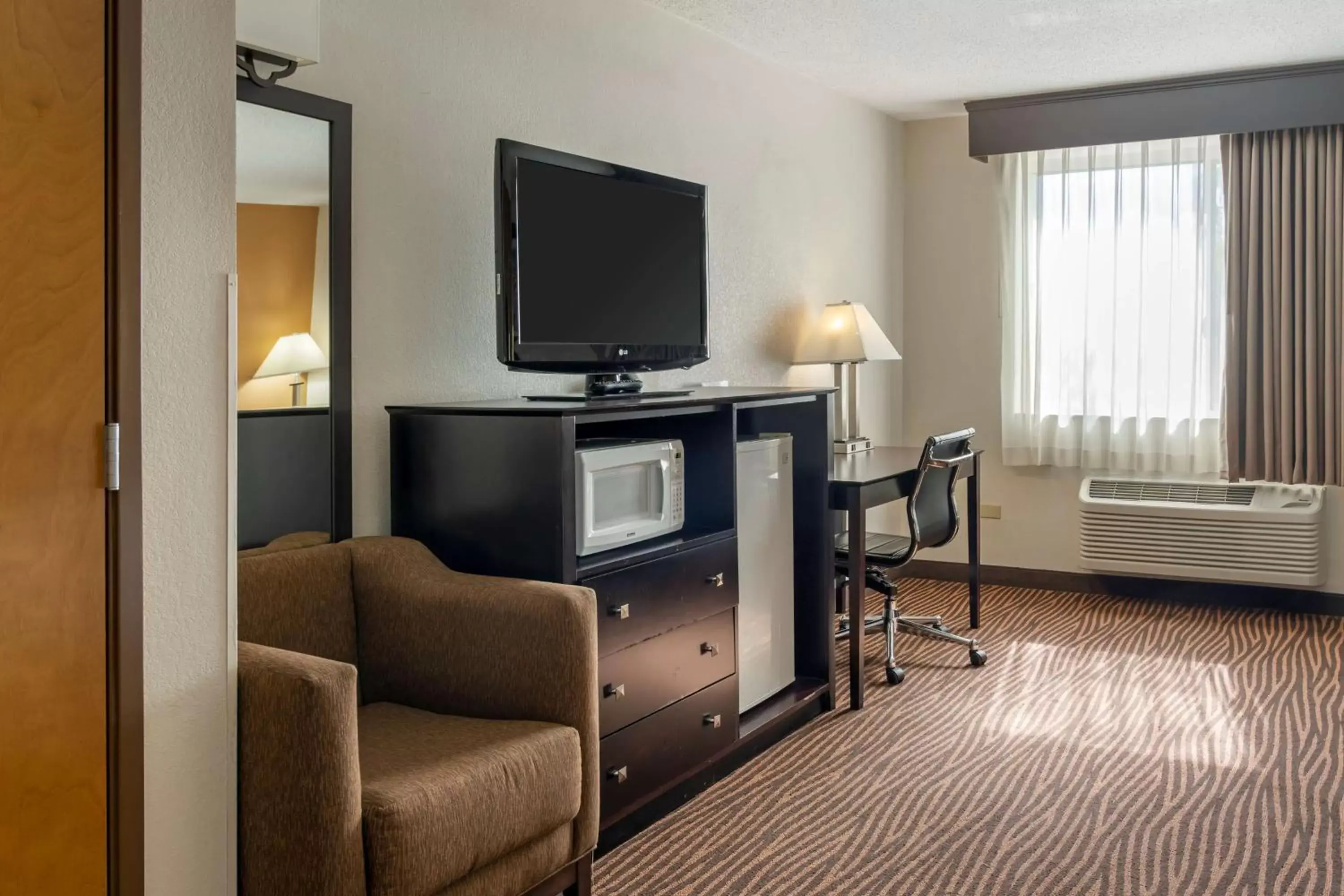 Bedroom, TV/Entertainment Center in Best Western Des Plaines Inn