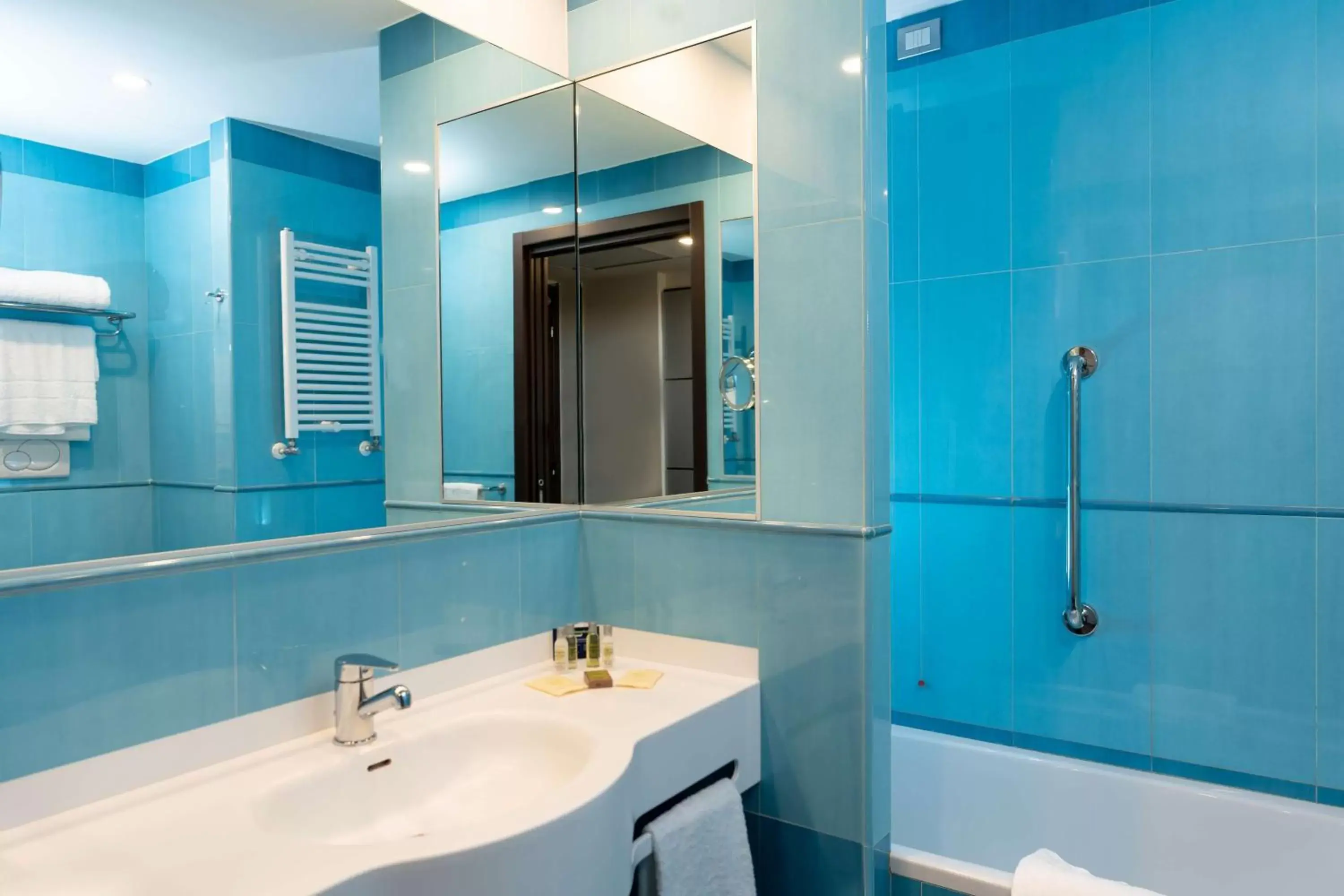 Bathroom in Doubletree by Hilton Milan Malpensa Solbiate Olona