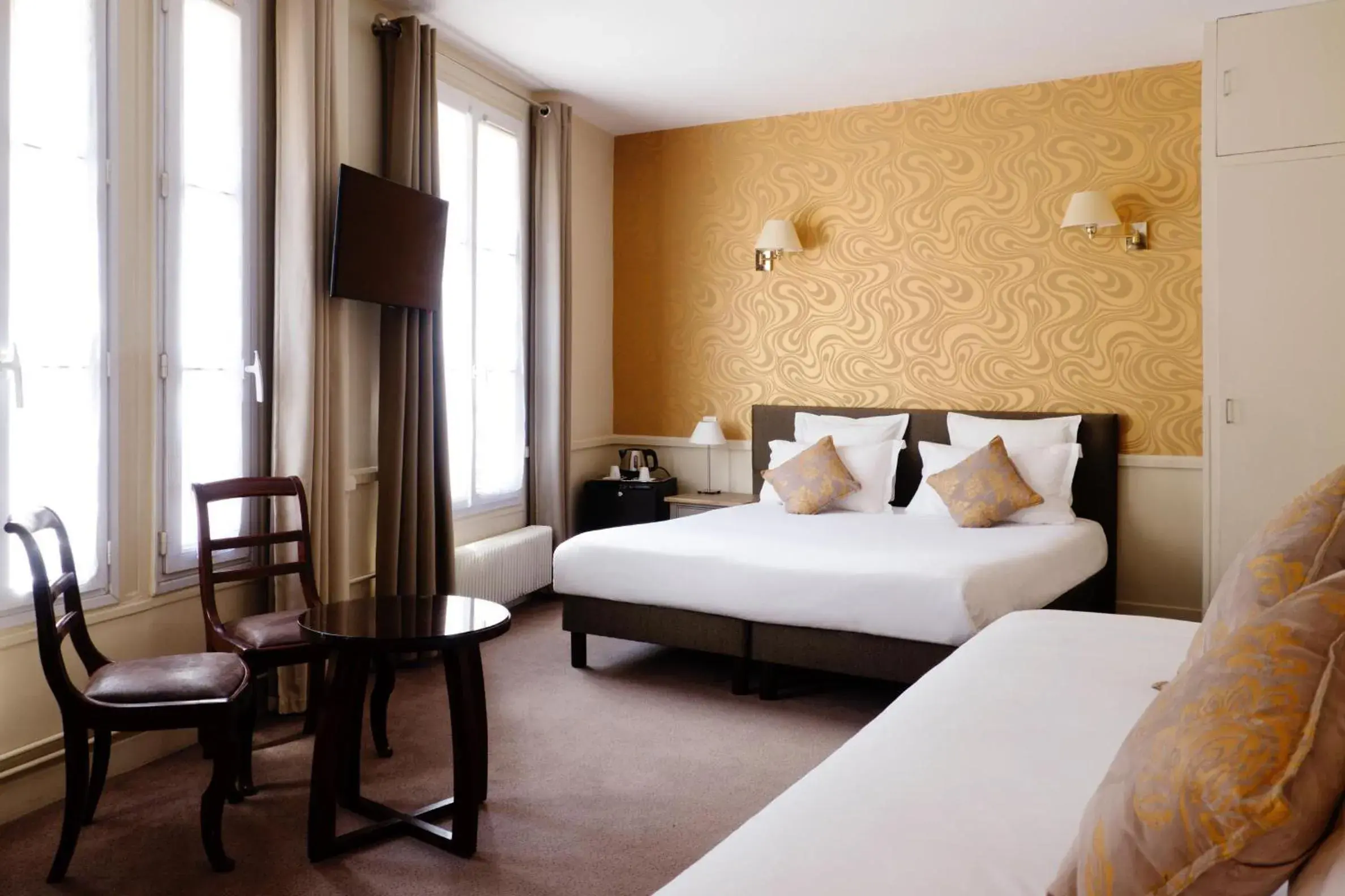 Day, Bed in Hotel De La Motte Picquet