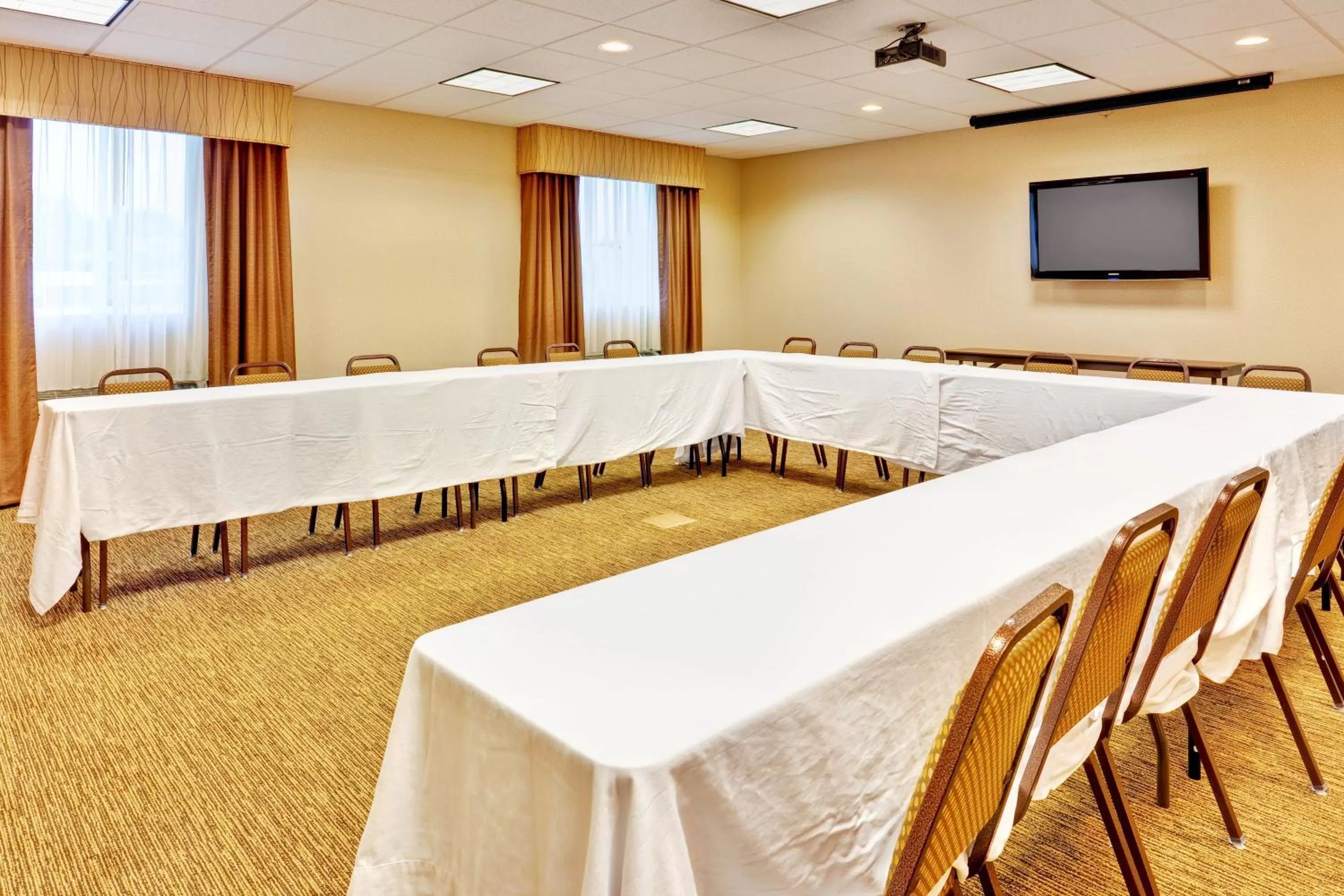 Meeting/conference room in Holiday Inn Express Hotel & Suites Byram by IHG