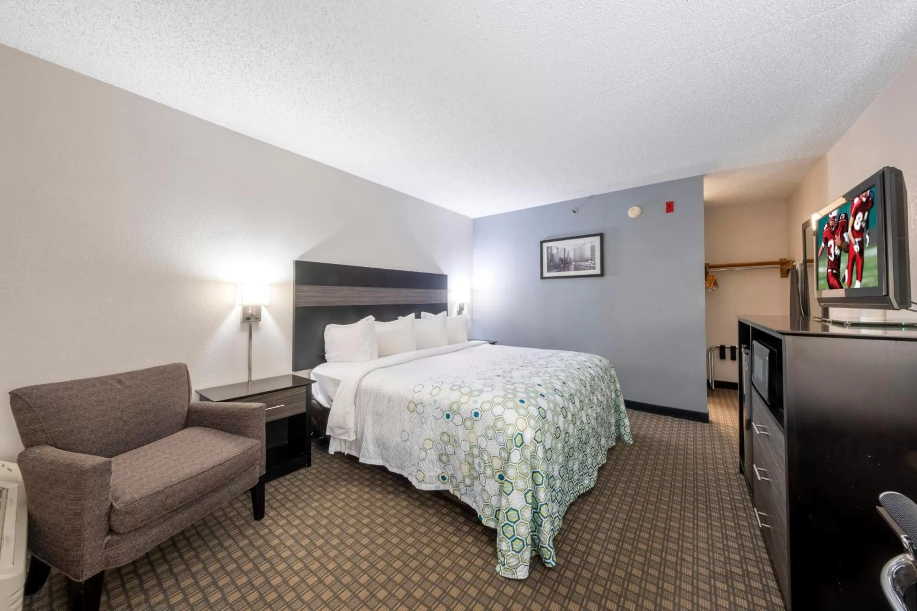 Photo of the whole room, Bed in HomeTown Inn by Red Roof East Syracuse