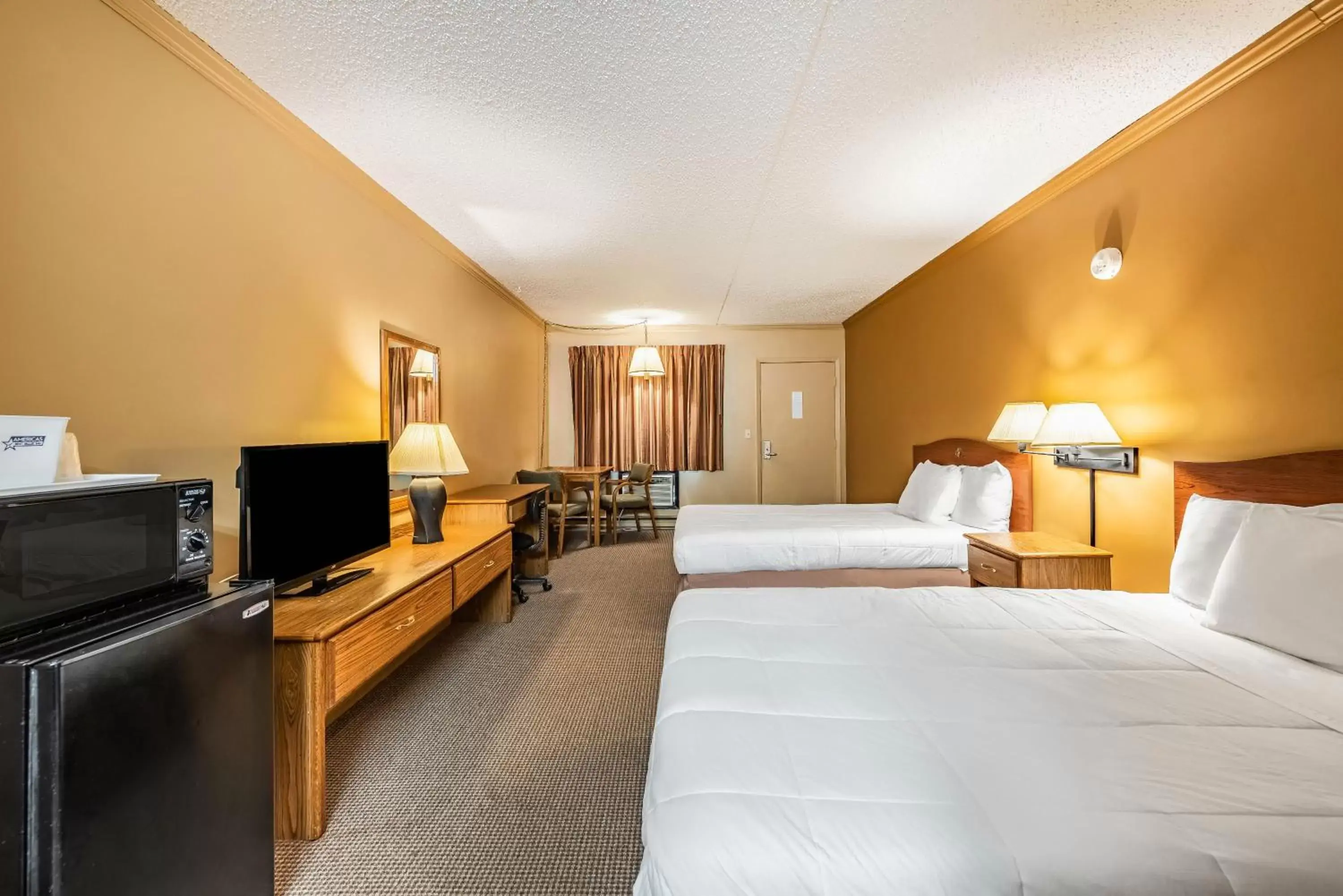 Bedroom, TV/Entertainment Center in Americas Best Value Inn St. Marys