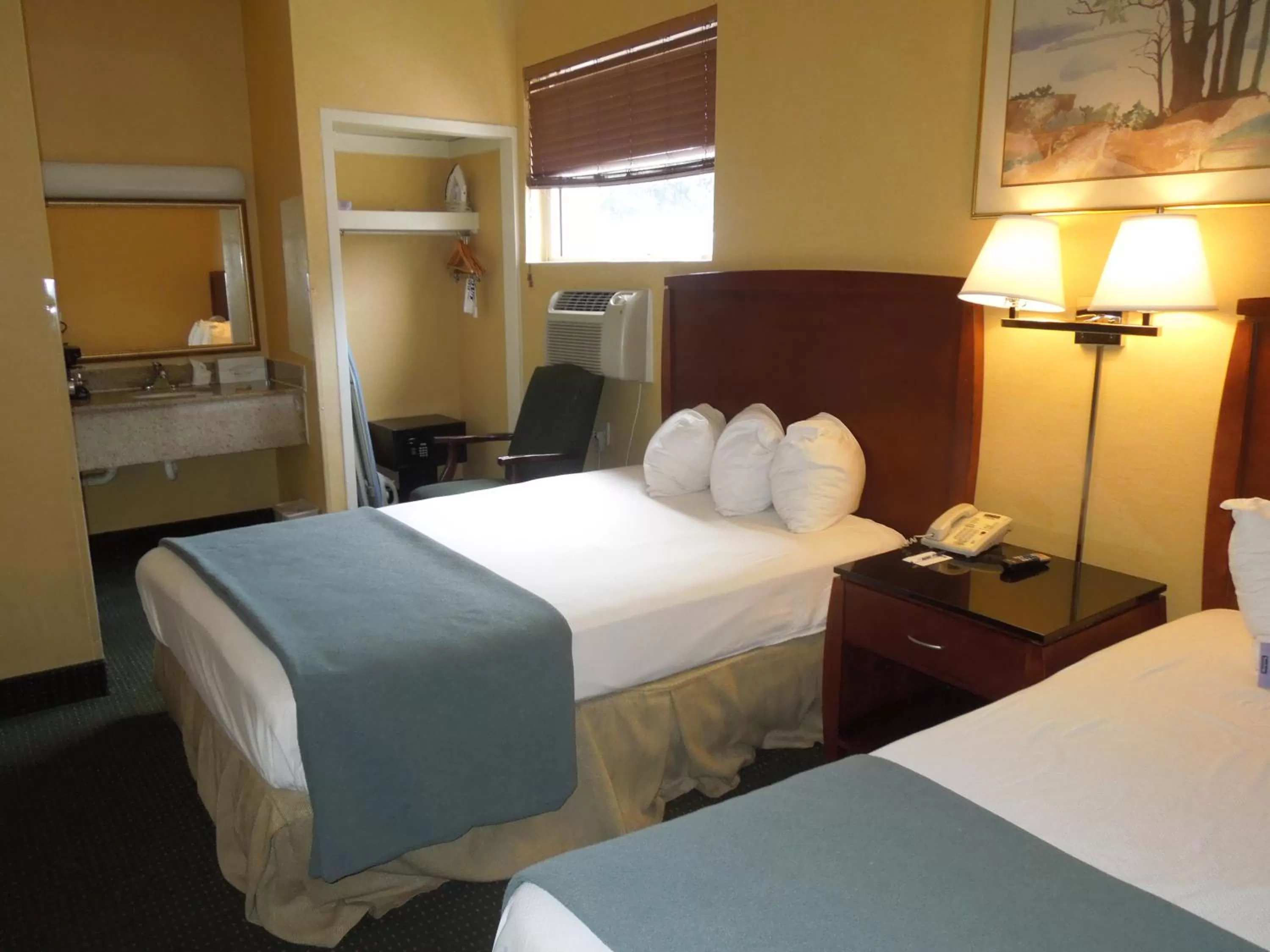 Bedroom, Bed in Travelodge by Wyndham Silver Spring