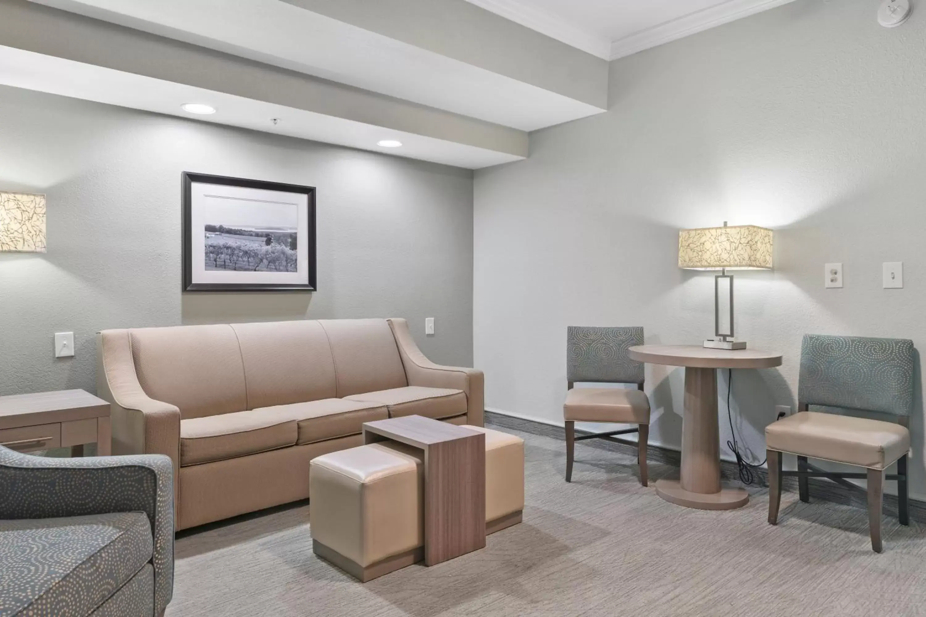 Living room, Seating Area in Cherry Tree Inn & Suites