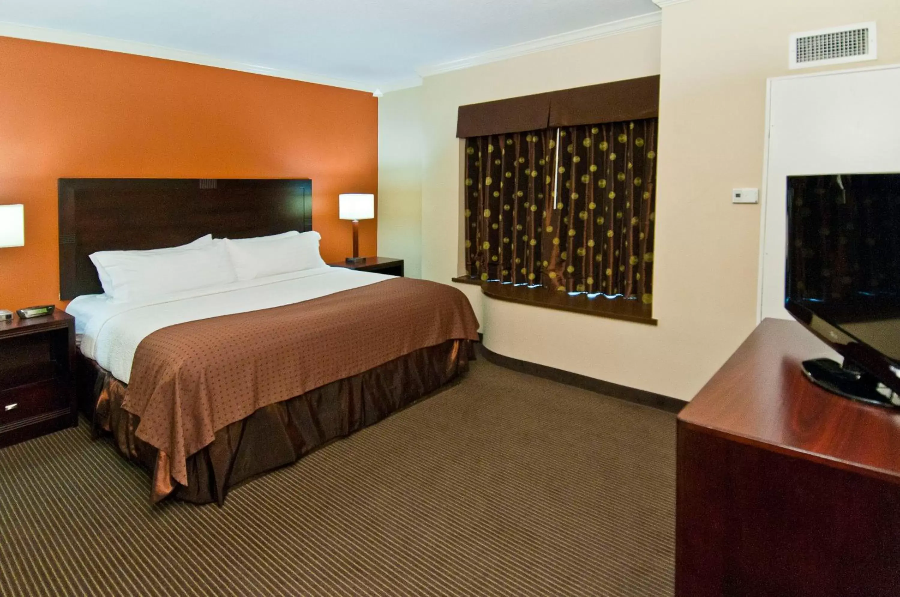 Bedroom, Bed in Holiday Inn Hotel & Suites Lake Charles South, an IHG Hotel