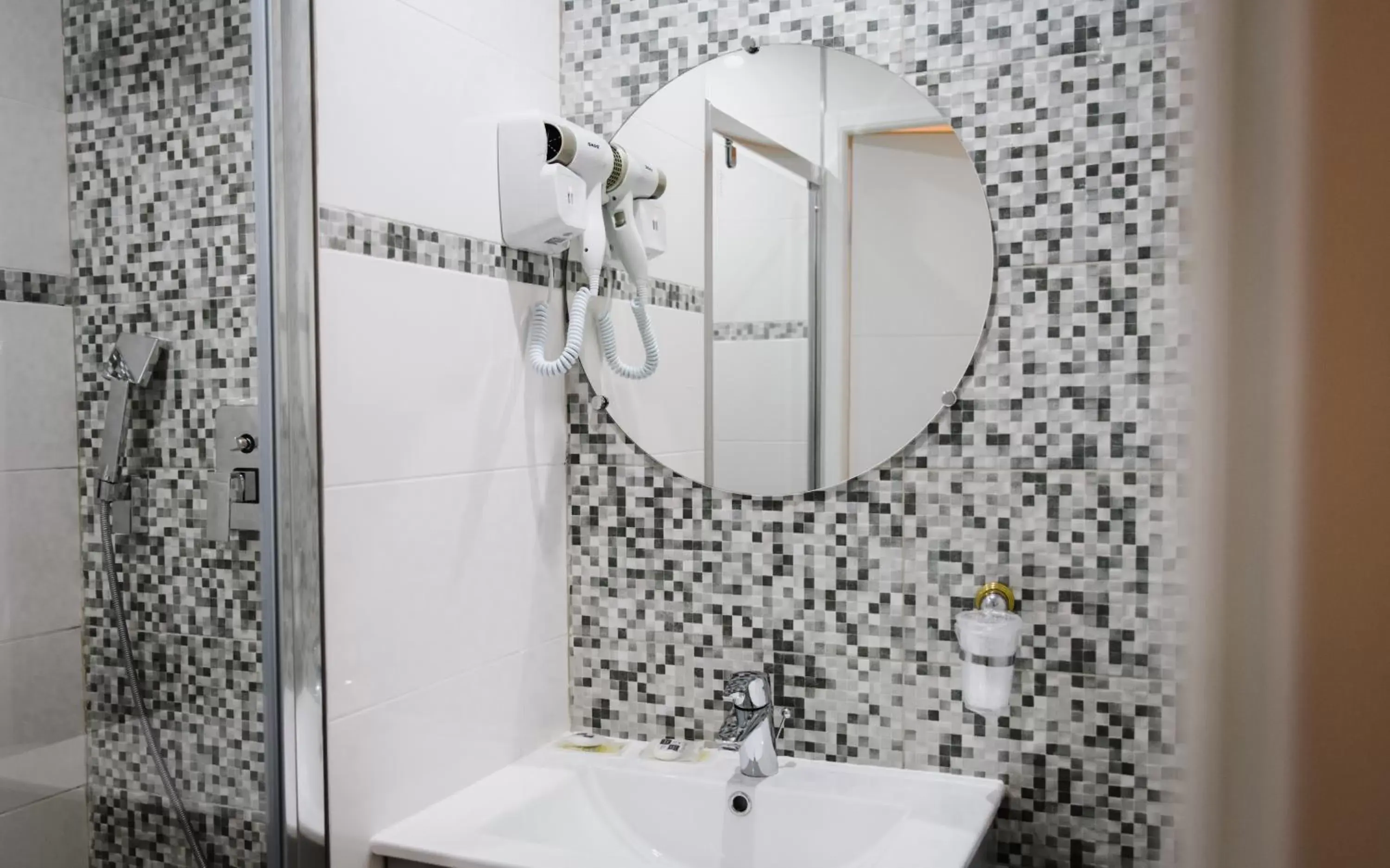 Bathroom in Hôtel des Arcades