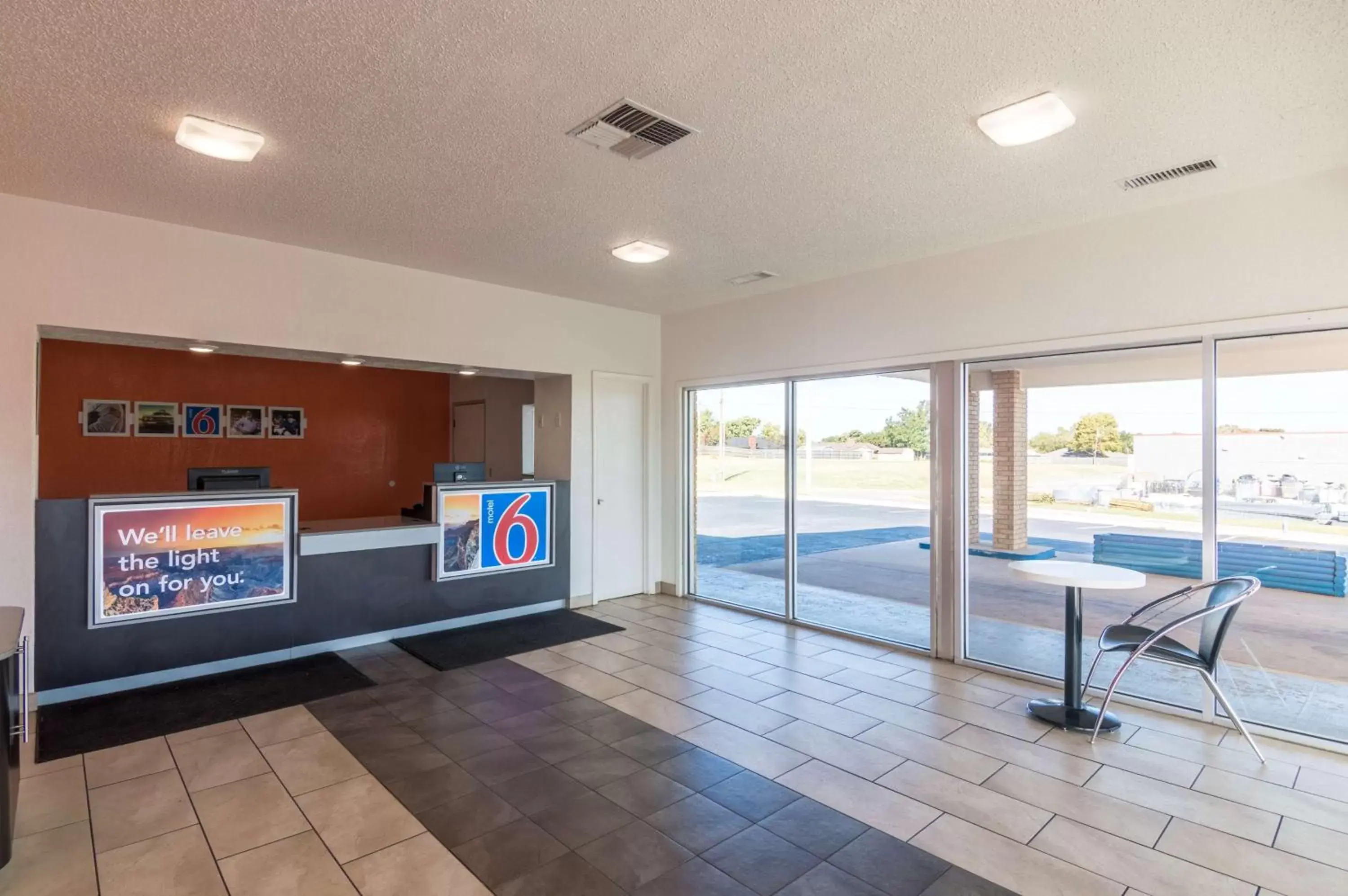 Lobby or reception, Swimming Pool in Motel 6-Clinton, OK