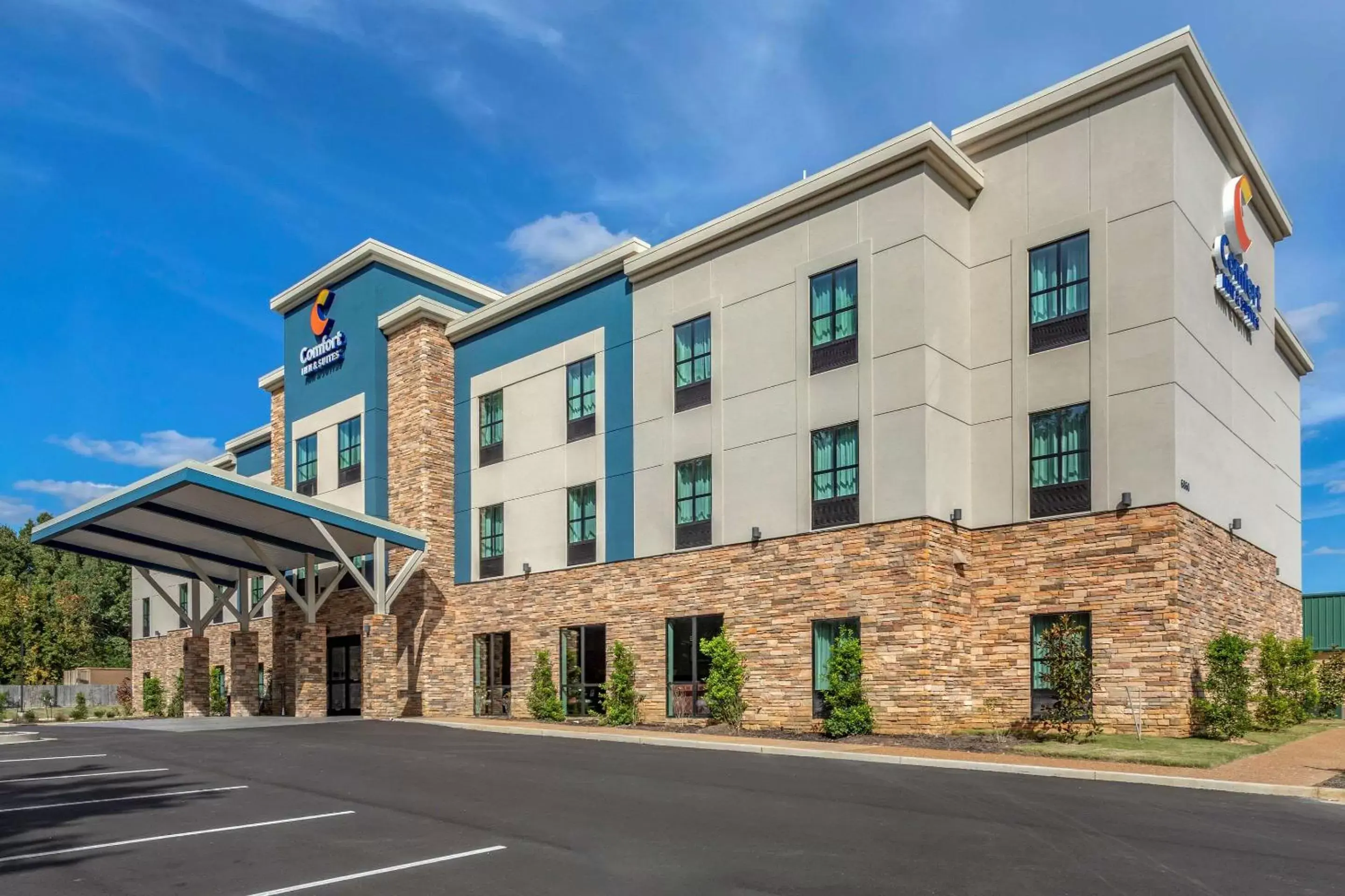 Property Building in Comfort Inn & Suites