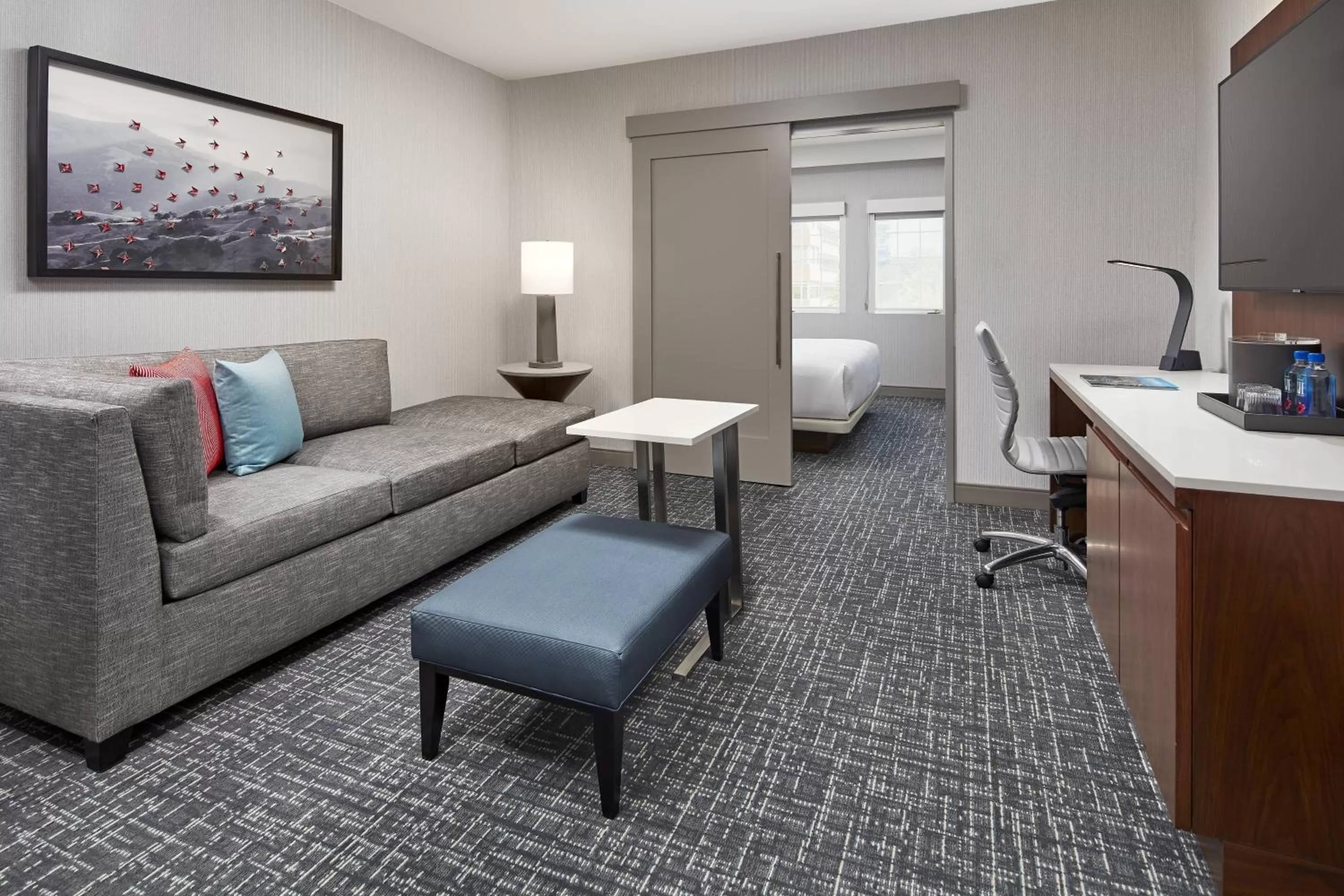 Living room, Seating Area in San Mateo Marriott San Francisco Airport