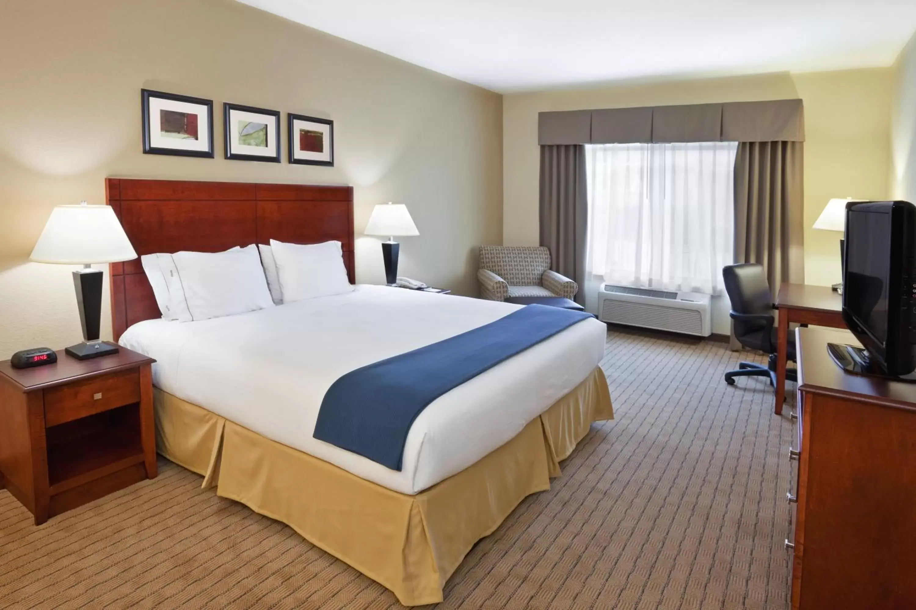 Bed in Holiday Inn Express Hotel & Suites East Lansing, an IHG Hotel