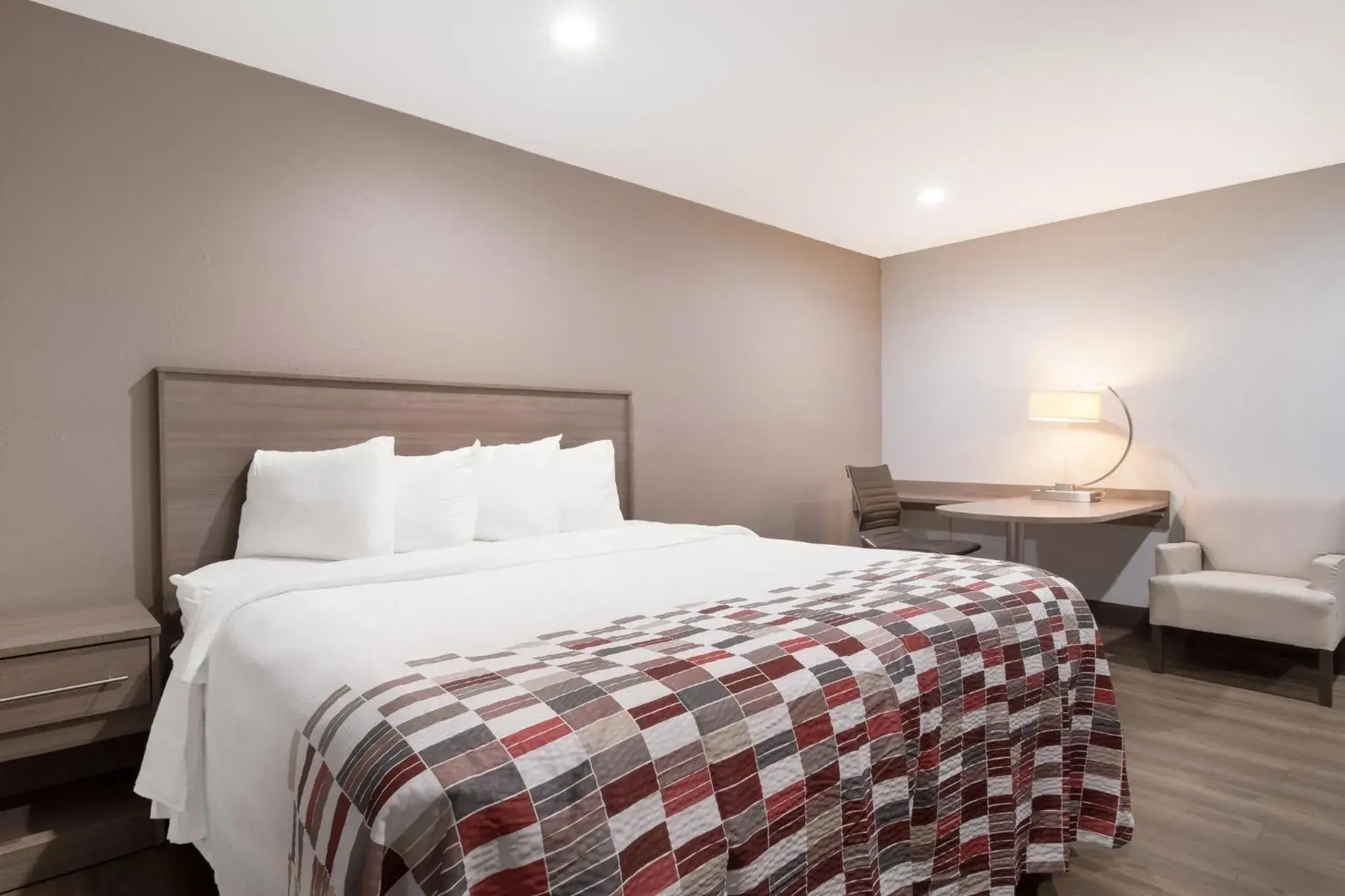 Bedroom, Bed in Red Roof Inn Rocky Mount - Battleboro