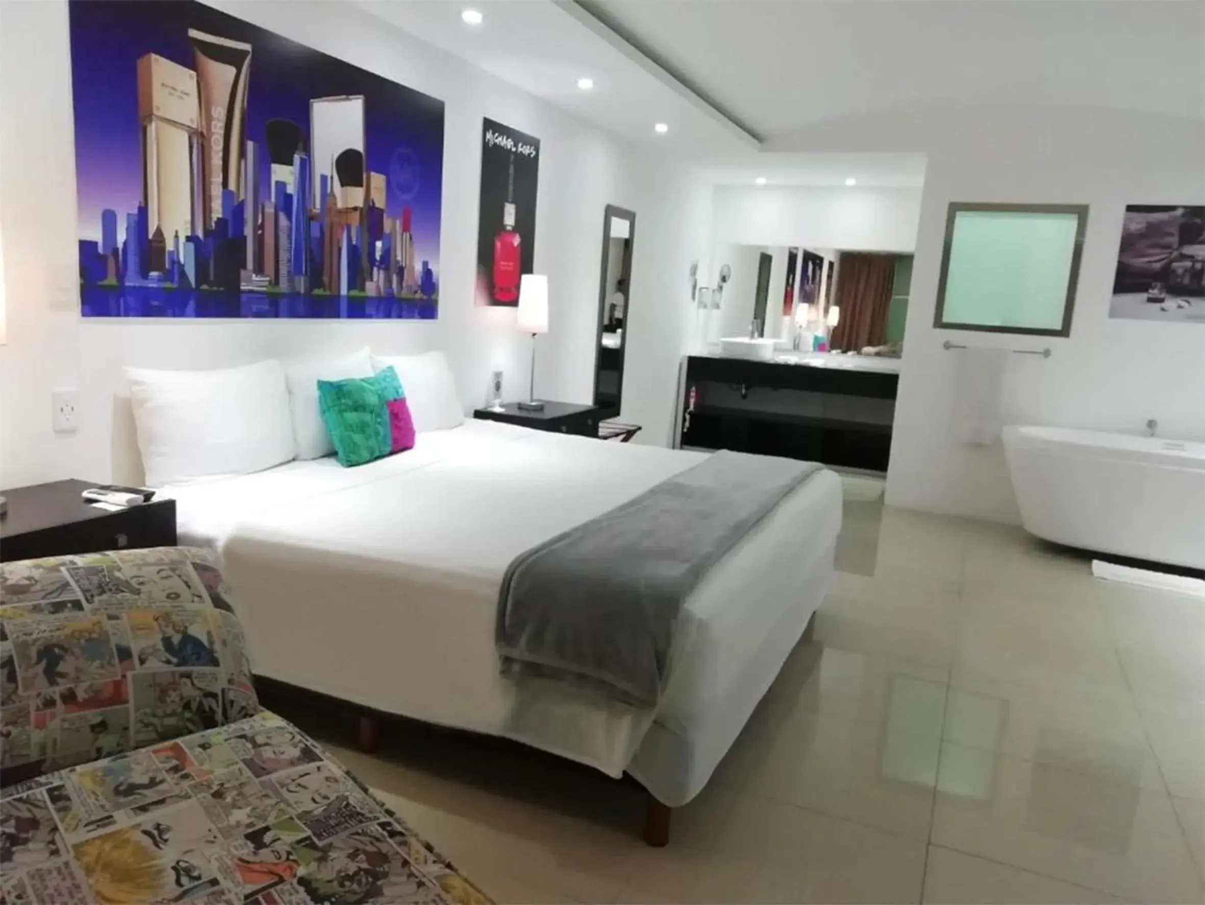 Photo of the whole room, Bed in Essenzia de Cancun