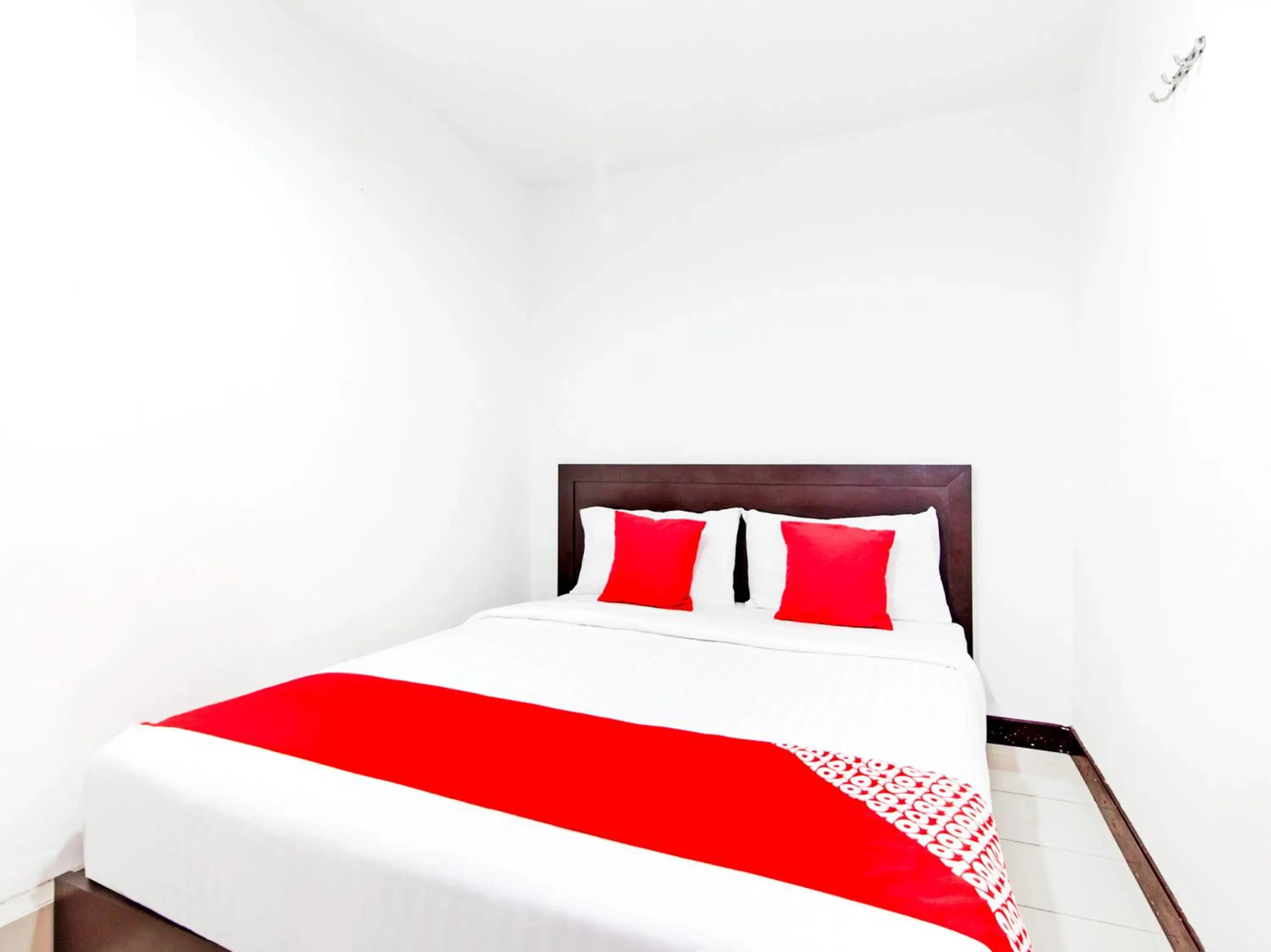 Bedroom, Bed in OYO 321 Hotel D'Elegant
