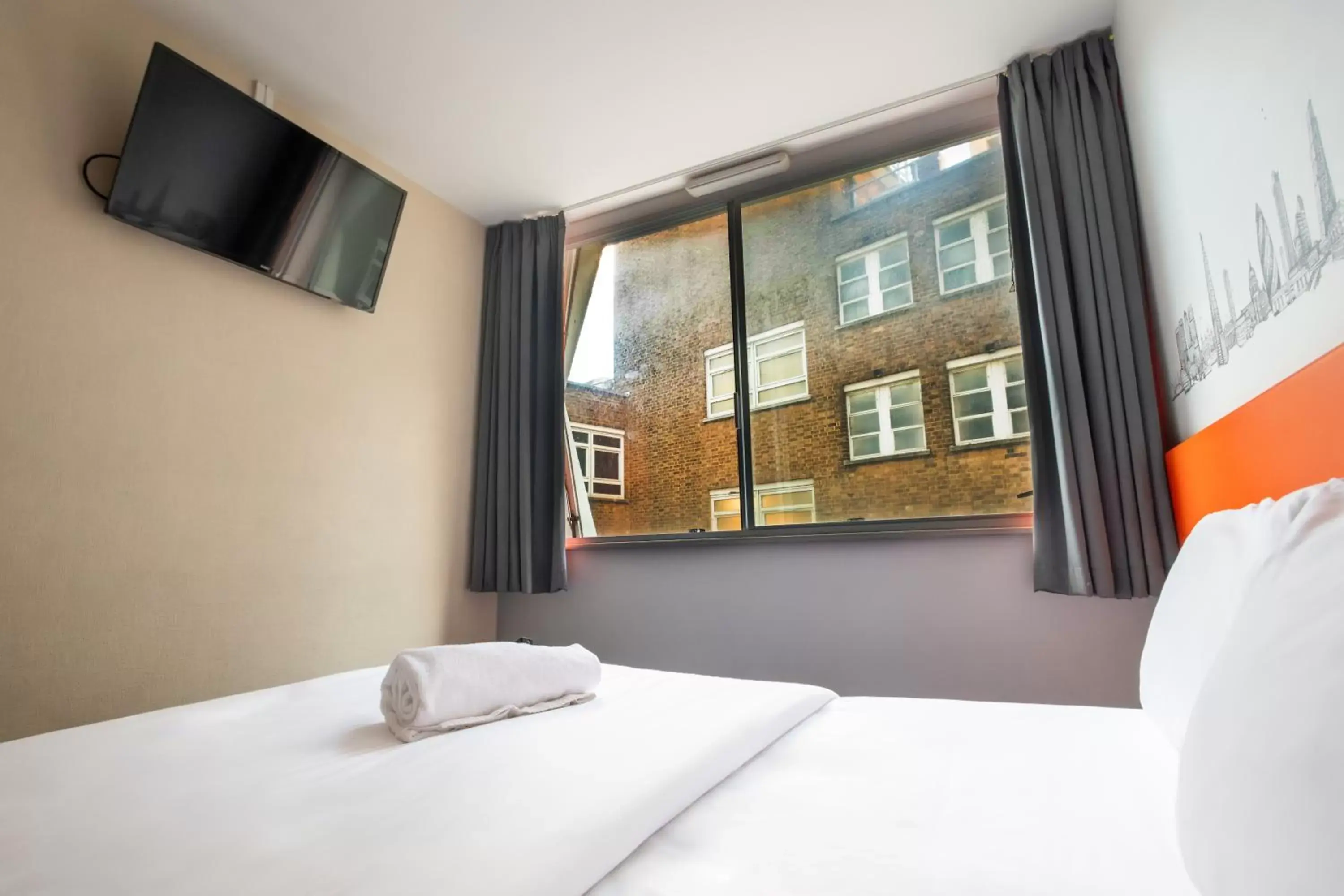 Bedroom, Bed in easyHotel Croydon