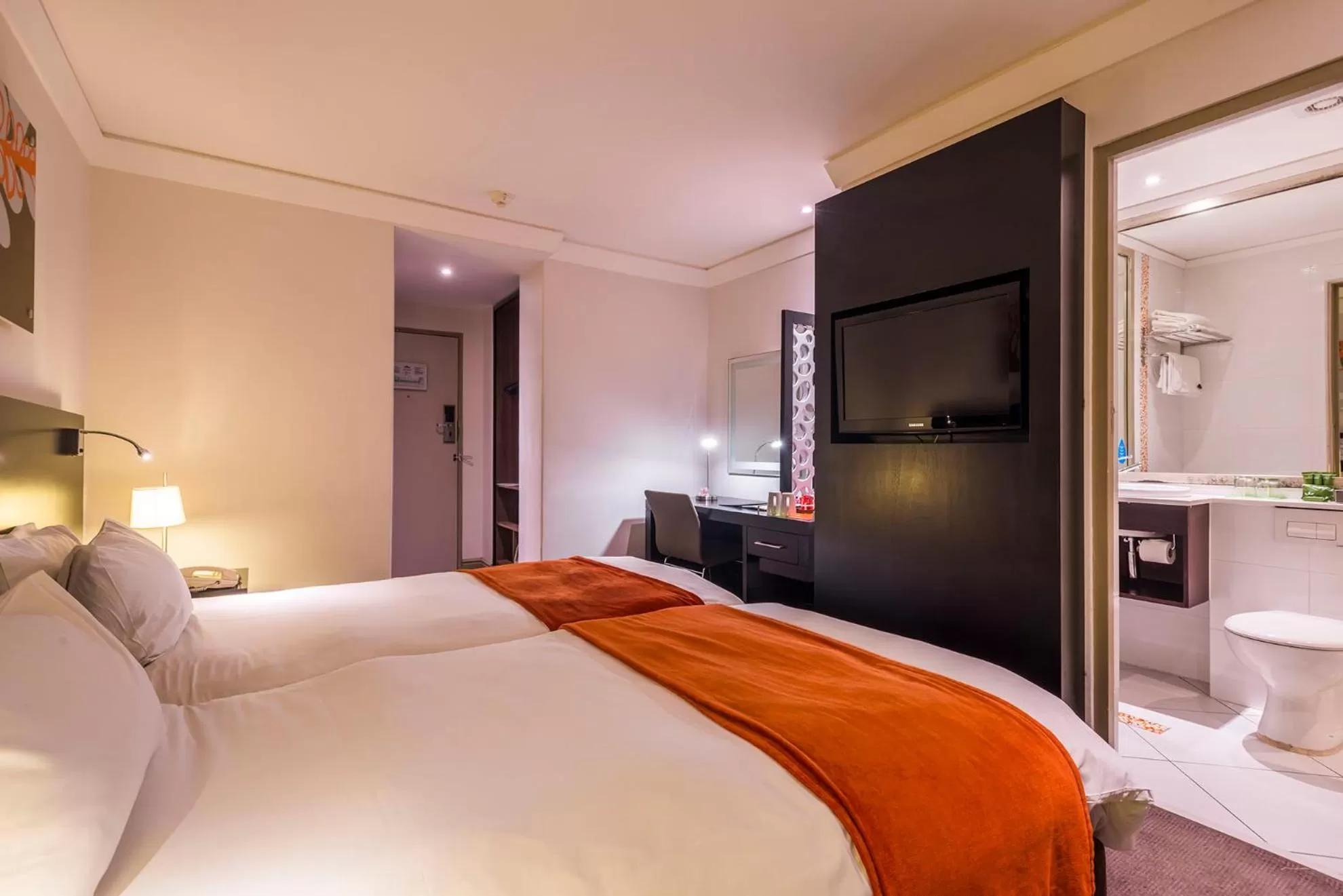 Bed in ONOMO Hotel Cape Town – Inn On The Square
